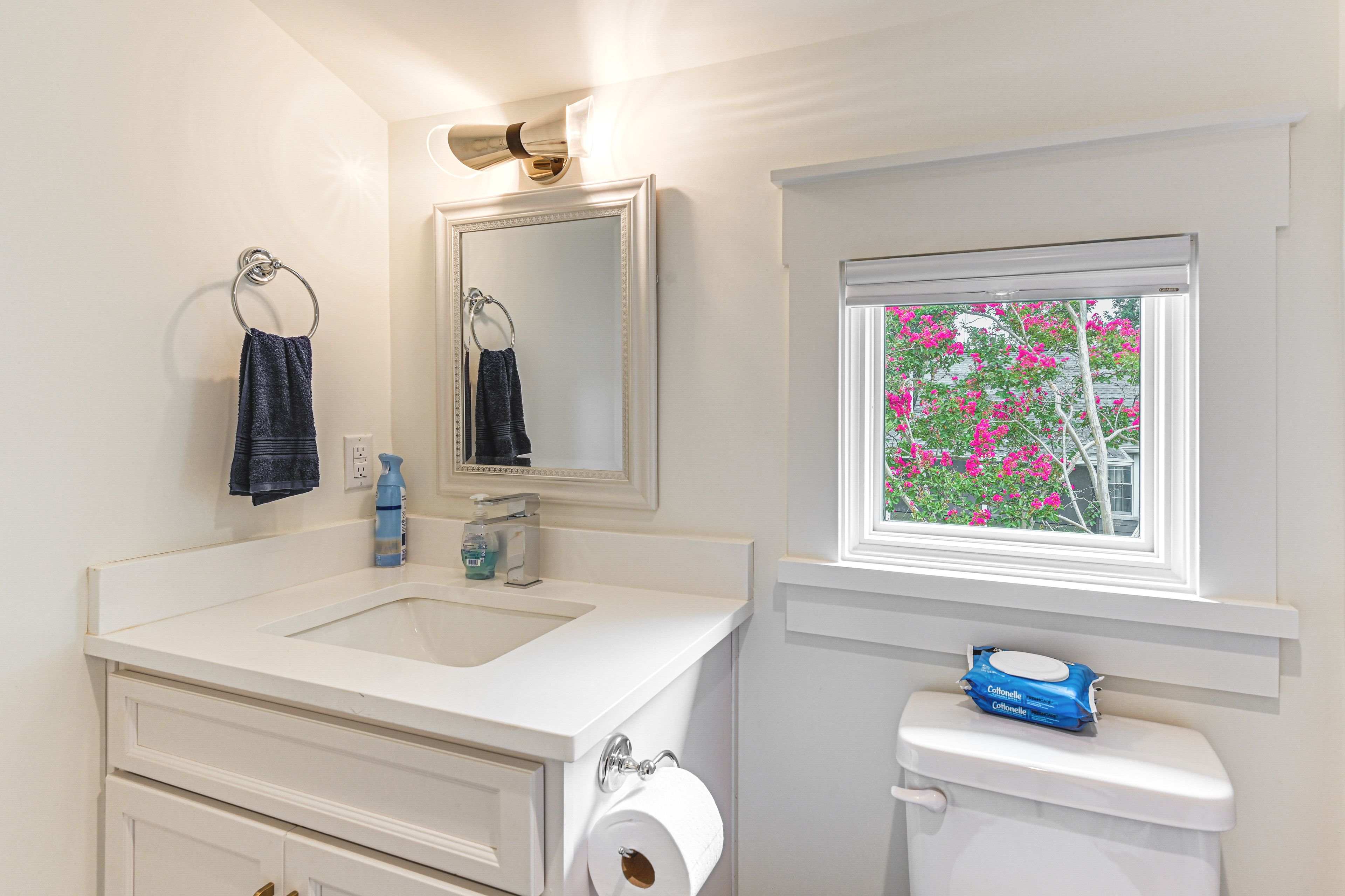 Full Bathroom | 2nd Floor | Complimentary Toiletries | Towels Provided