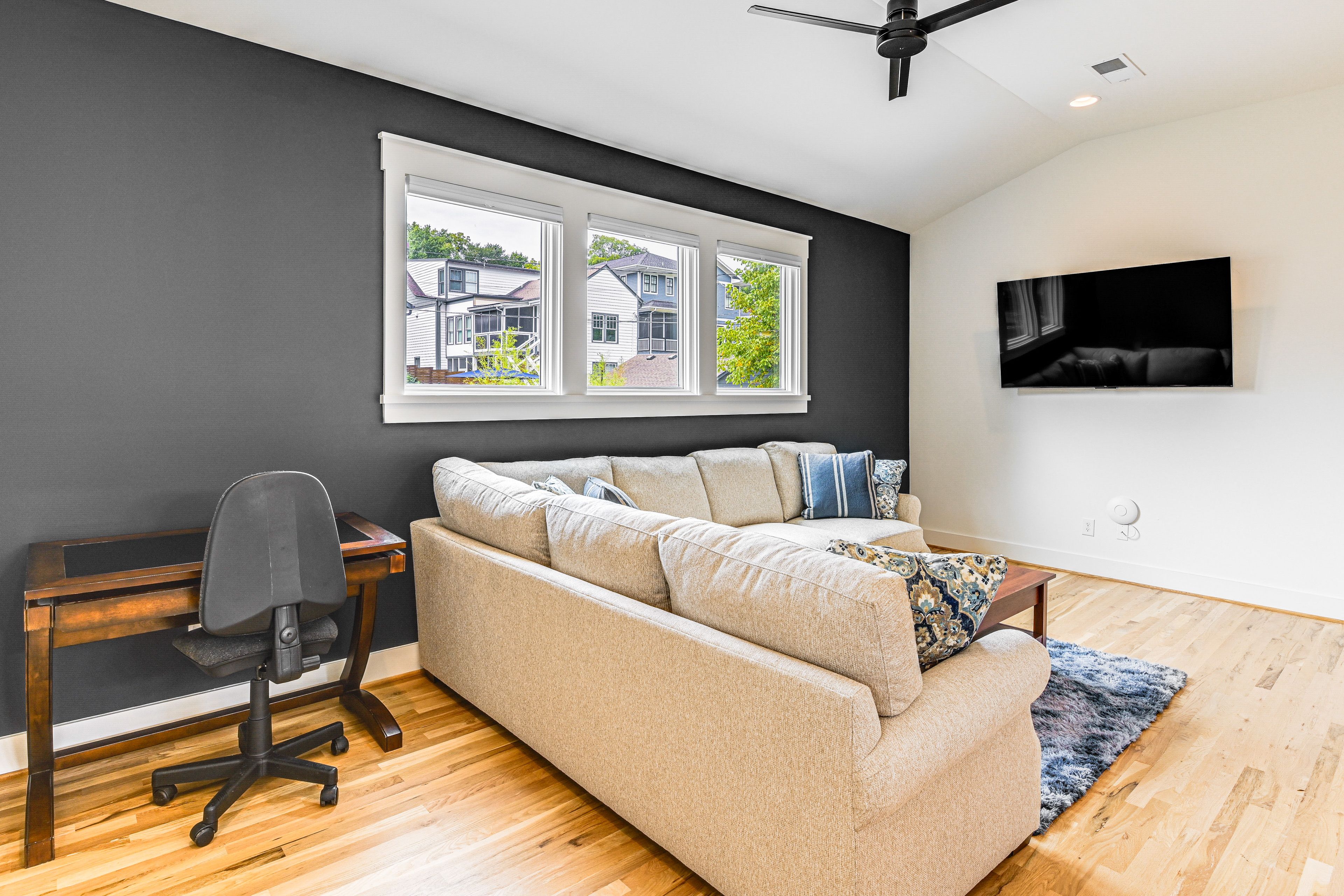 Living Area | 1st Floor | Smart TV w/ Cable | Laptop Workspace | Free WiFi