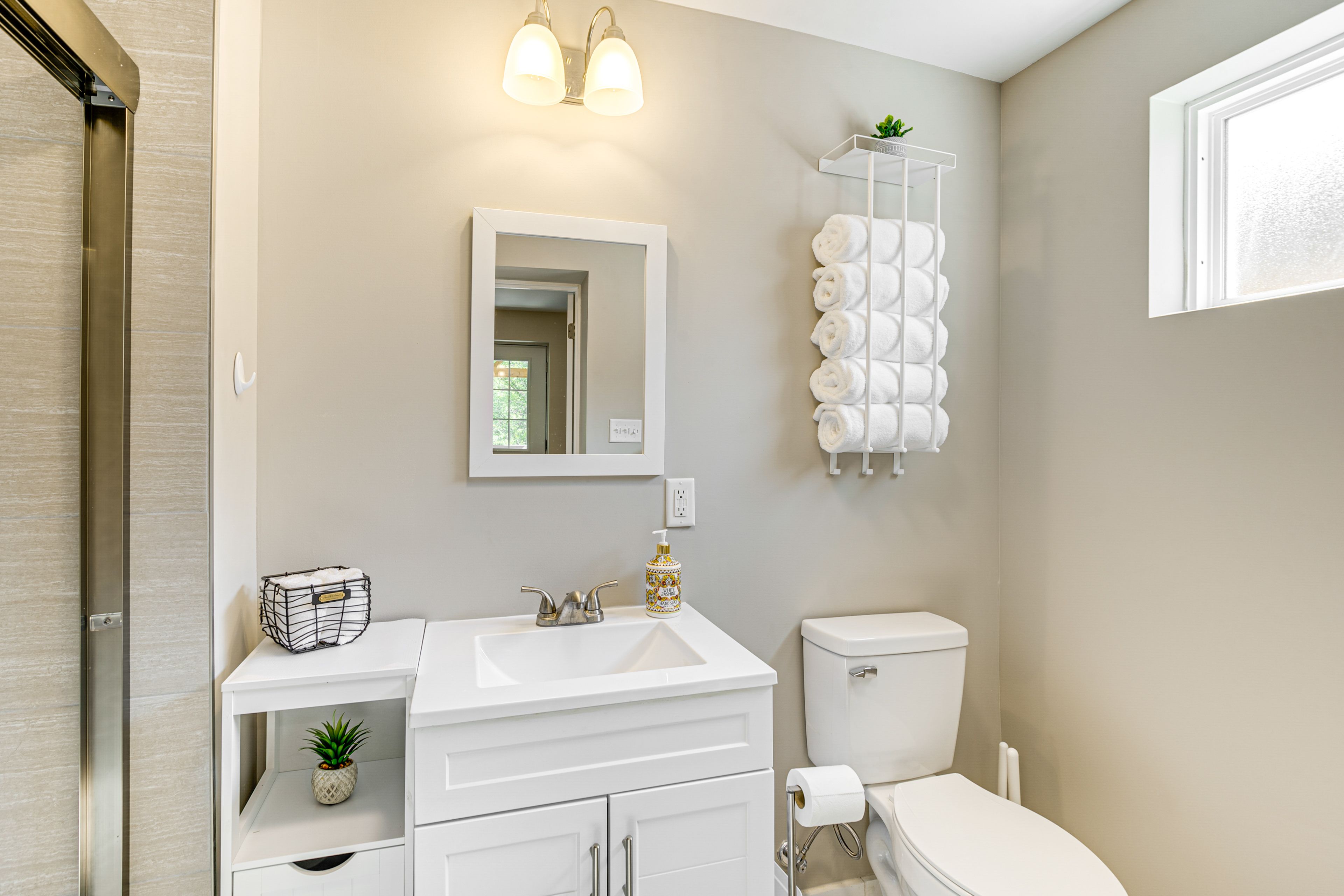 Full Bathroom | 1st Floor | Towels Provided