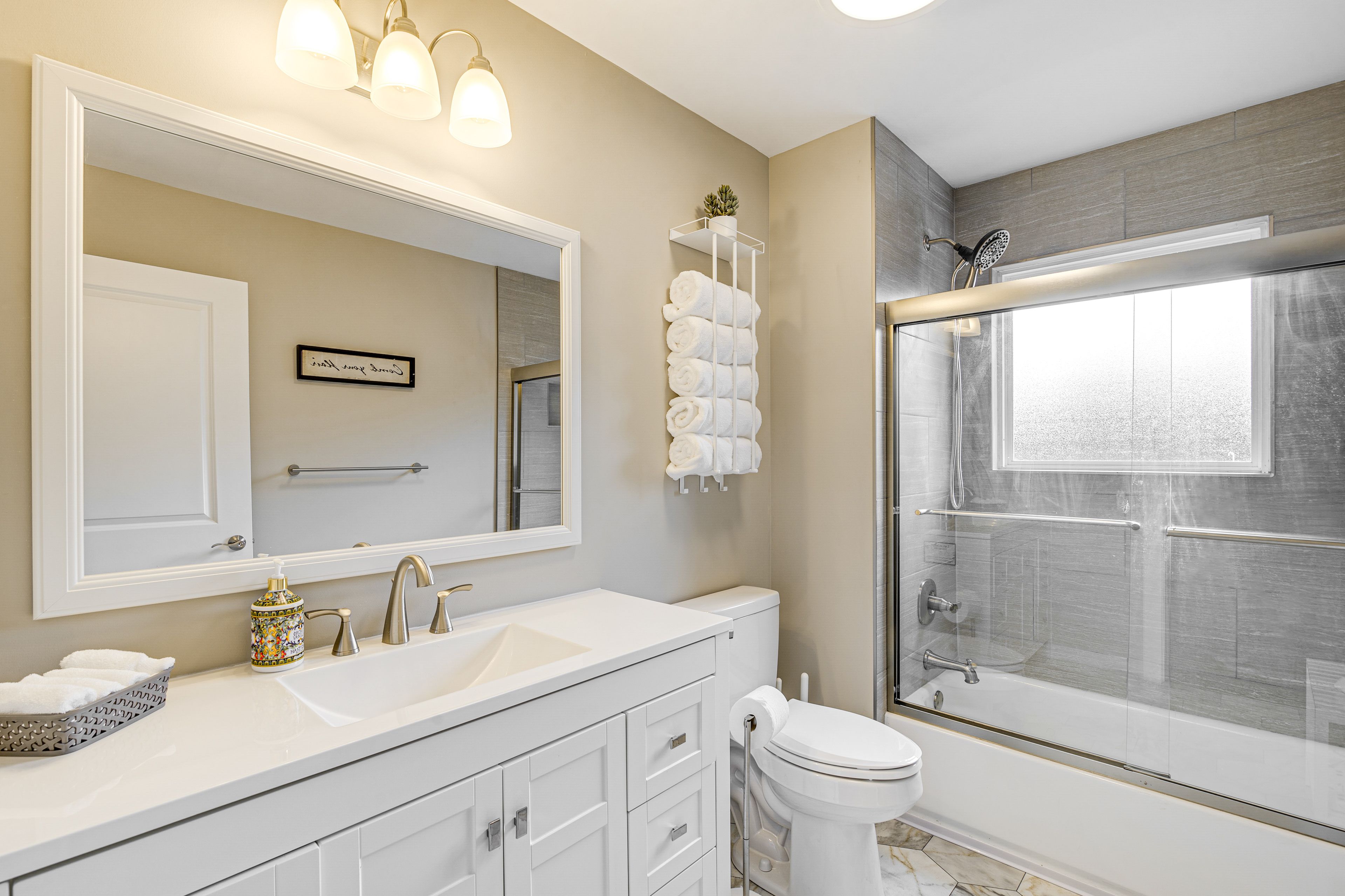 Full Bathroom | 2nd Floor | Towels Provided