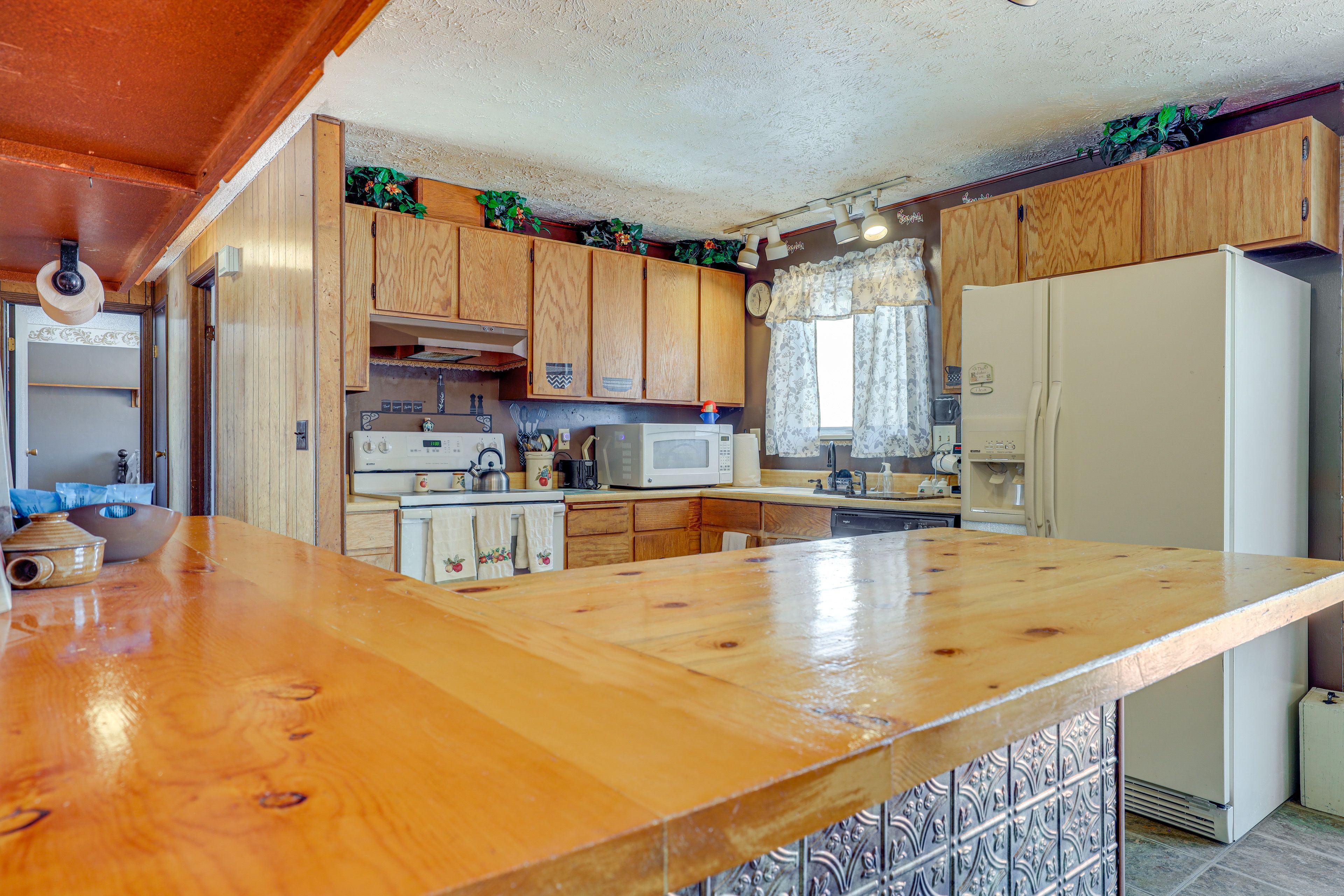 Kitchen | Blender | Crockpot | Trash Bags/Paper Towels | Main Level
