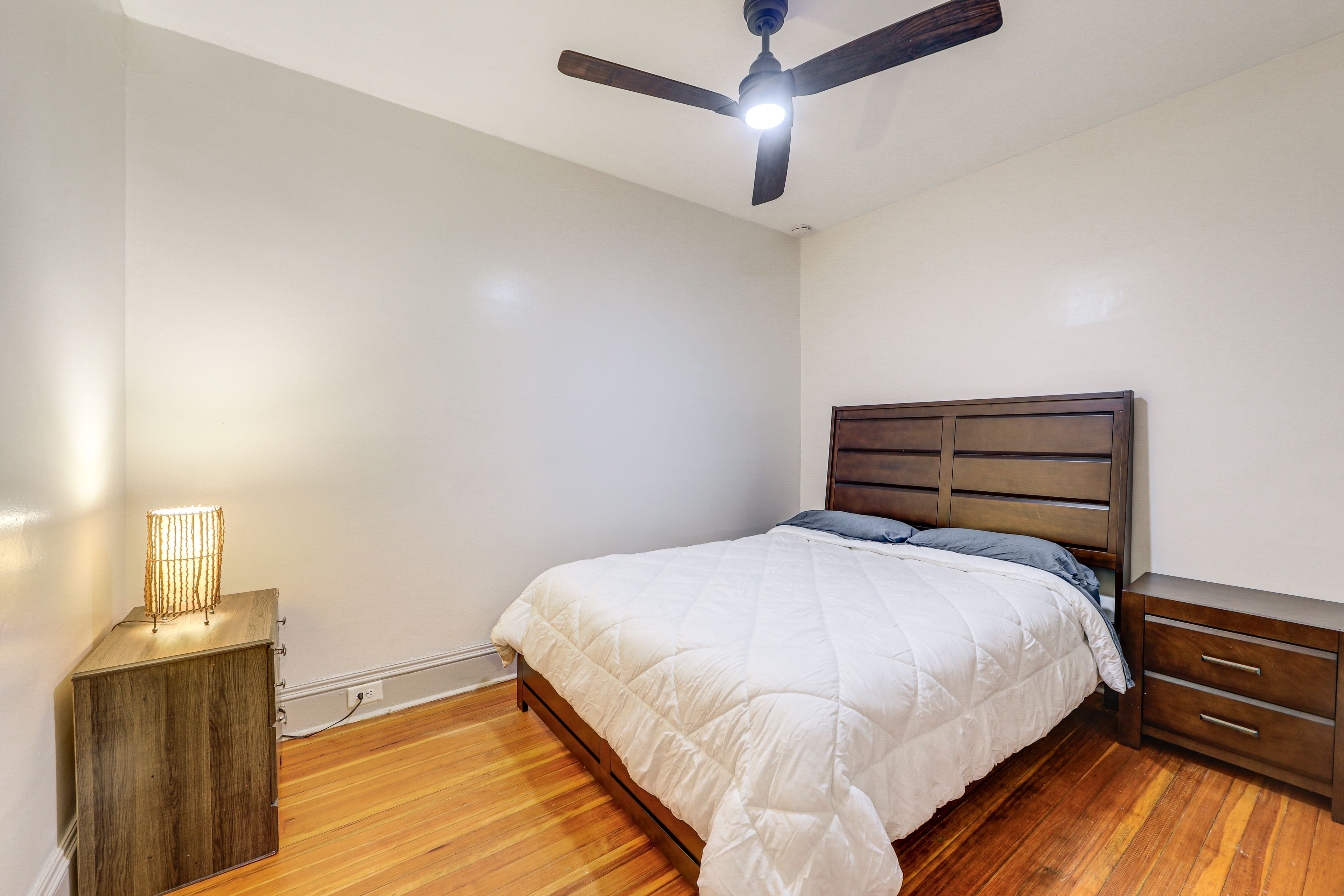 Bedroom 1 | Queen Bed