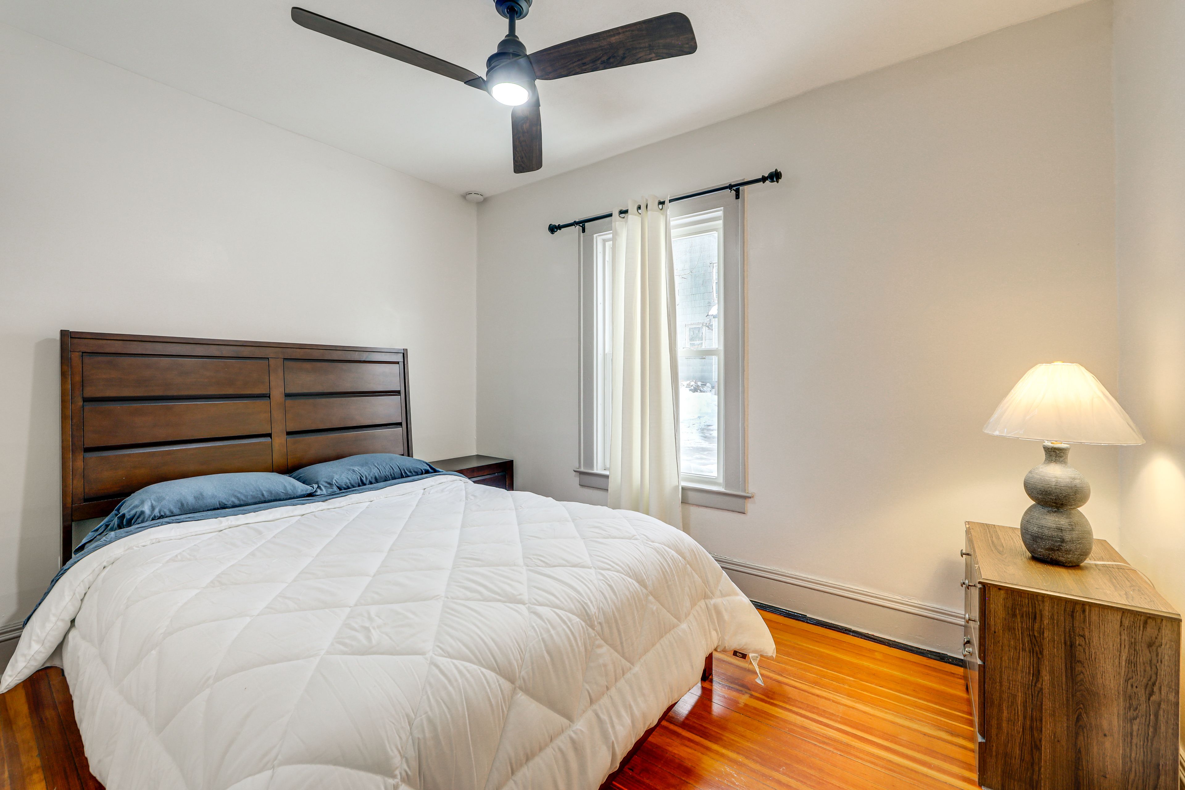 Bedroom 2 | Queen Bed