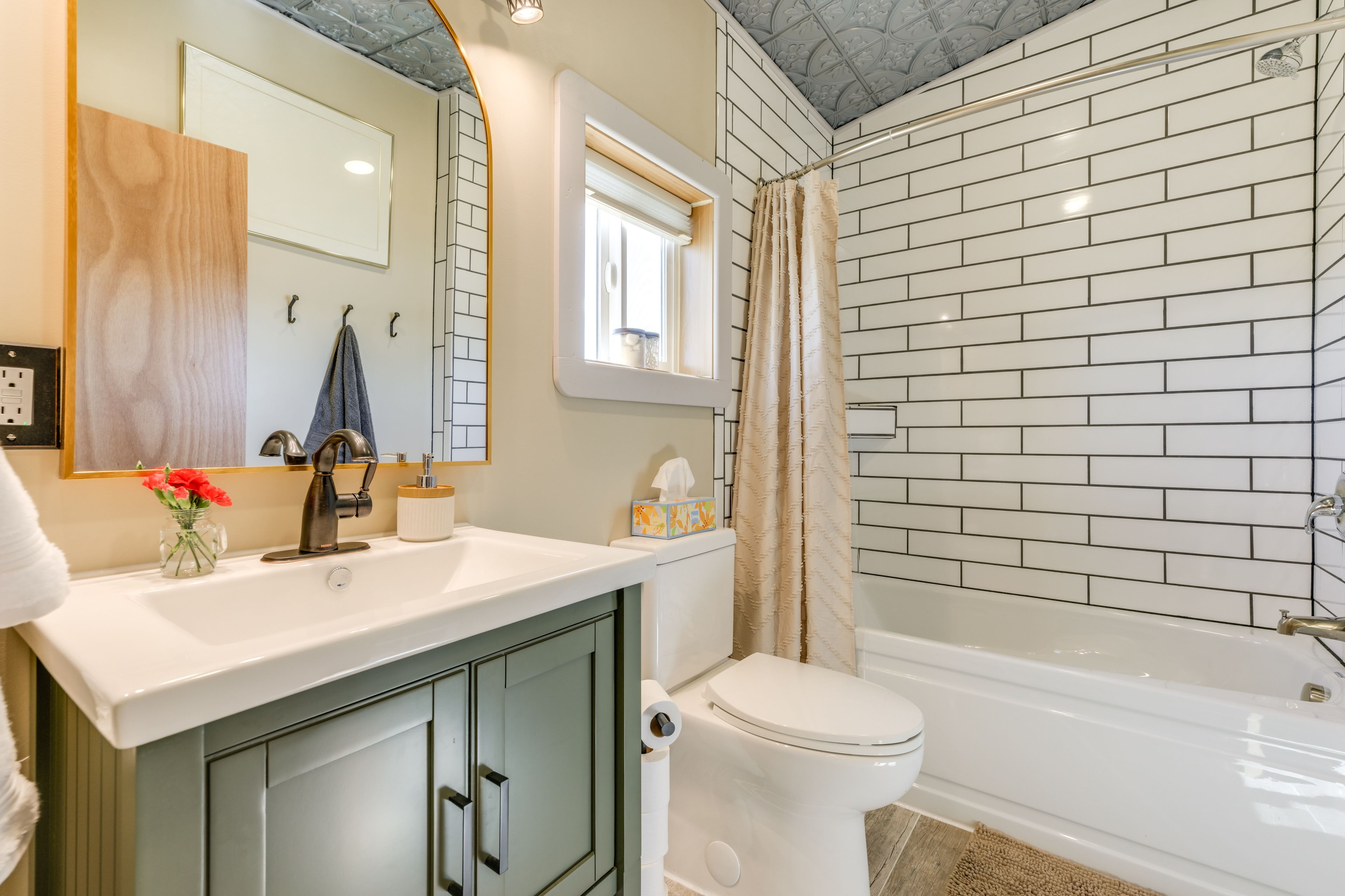 Full Bathroom | Towels Provided | Complimentary Toiletries