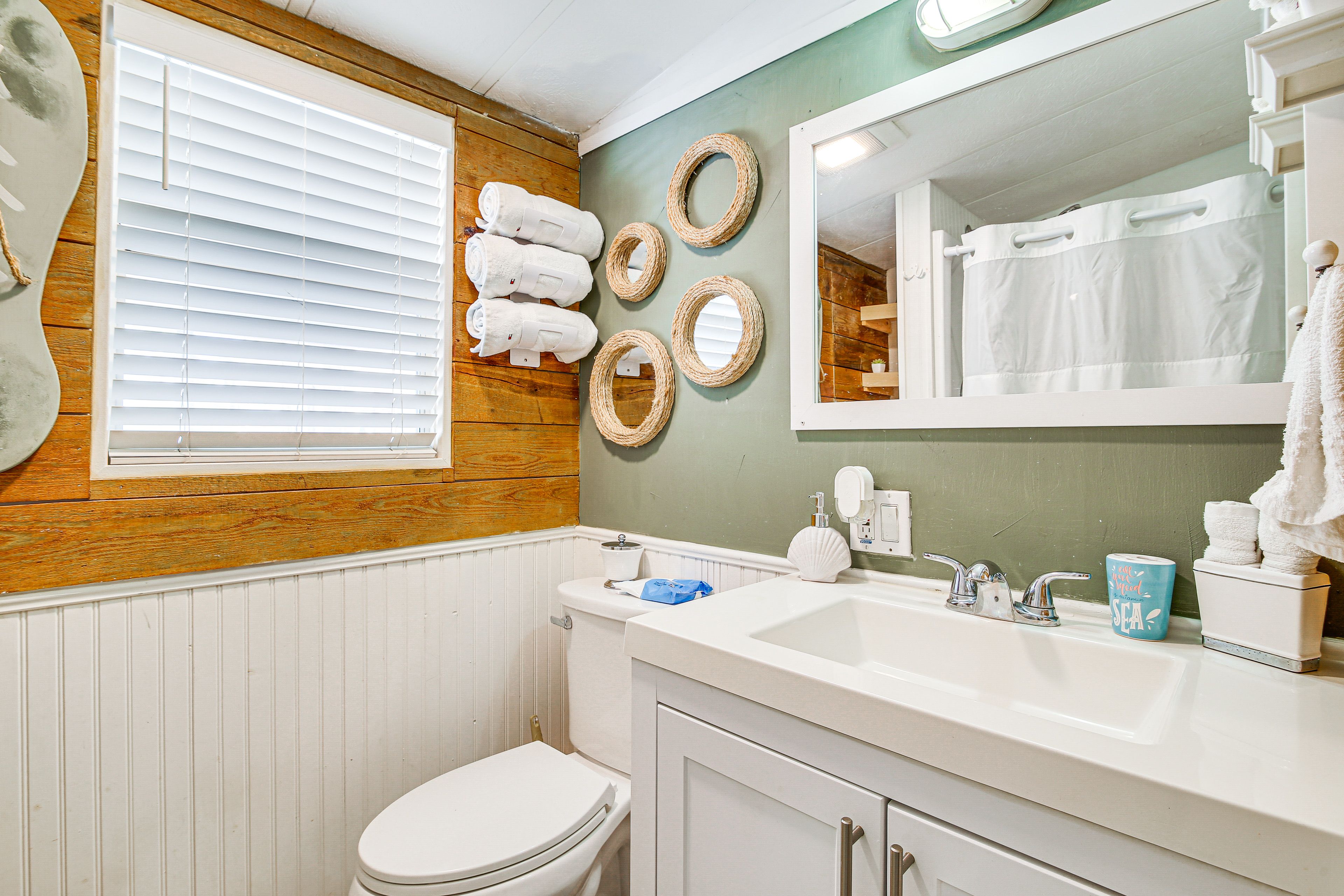 Full Bathroom | Towels Provided | Hair Dryer