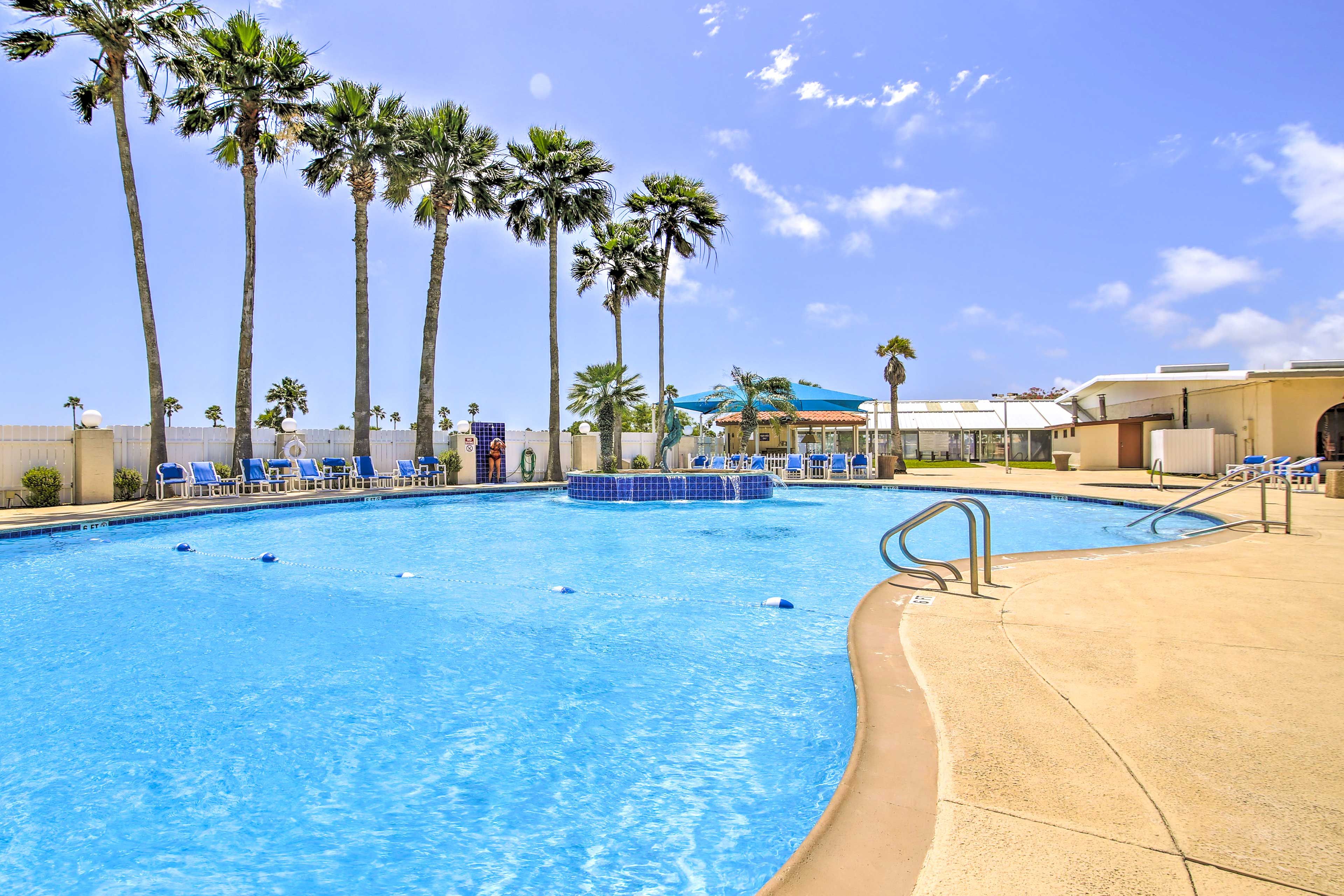 Long Island Village | Community Amenities | 5 Mi to Isla Blanca Beach