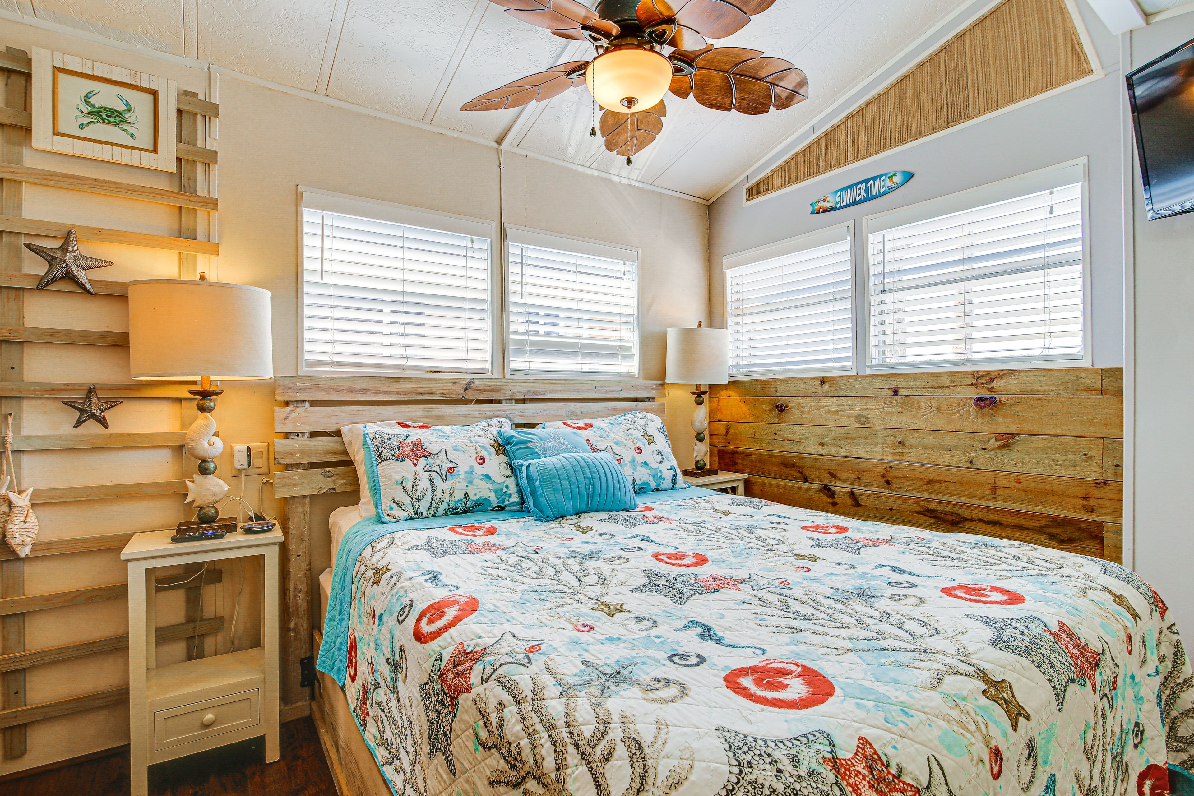 Bedroom | Queen Bed | Smart TV | Linens Provided