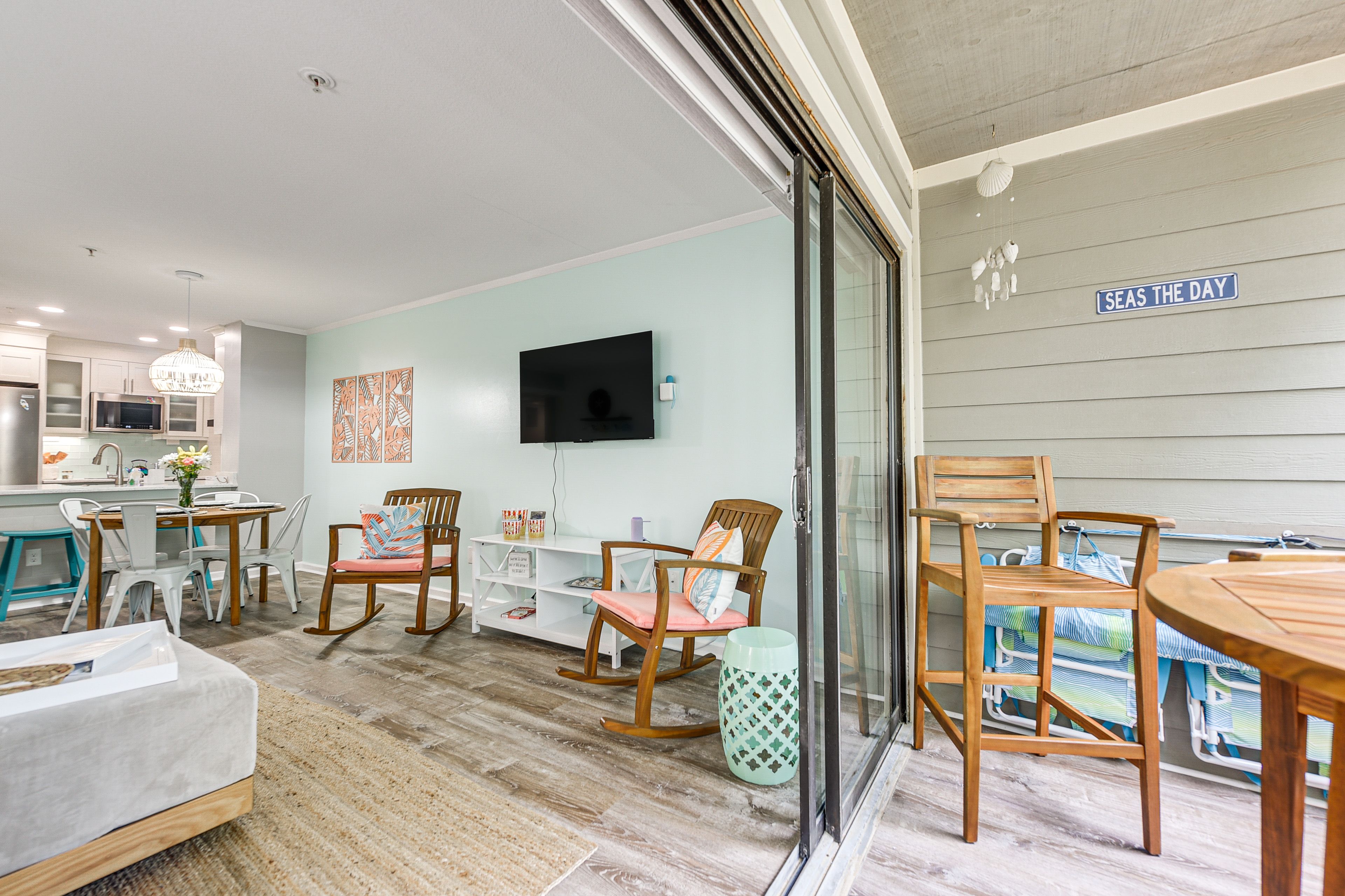 Screened Porch | Dining Area