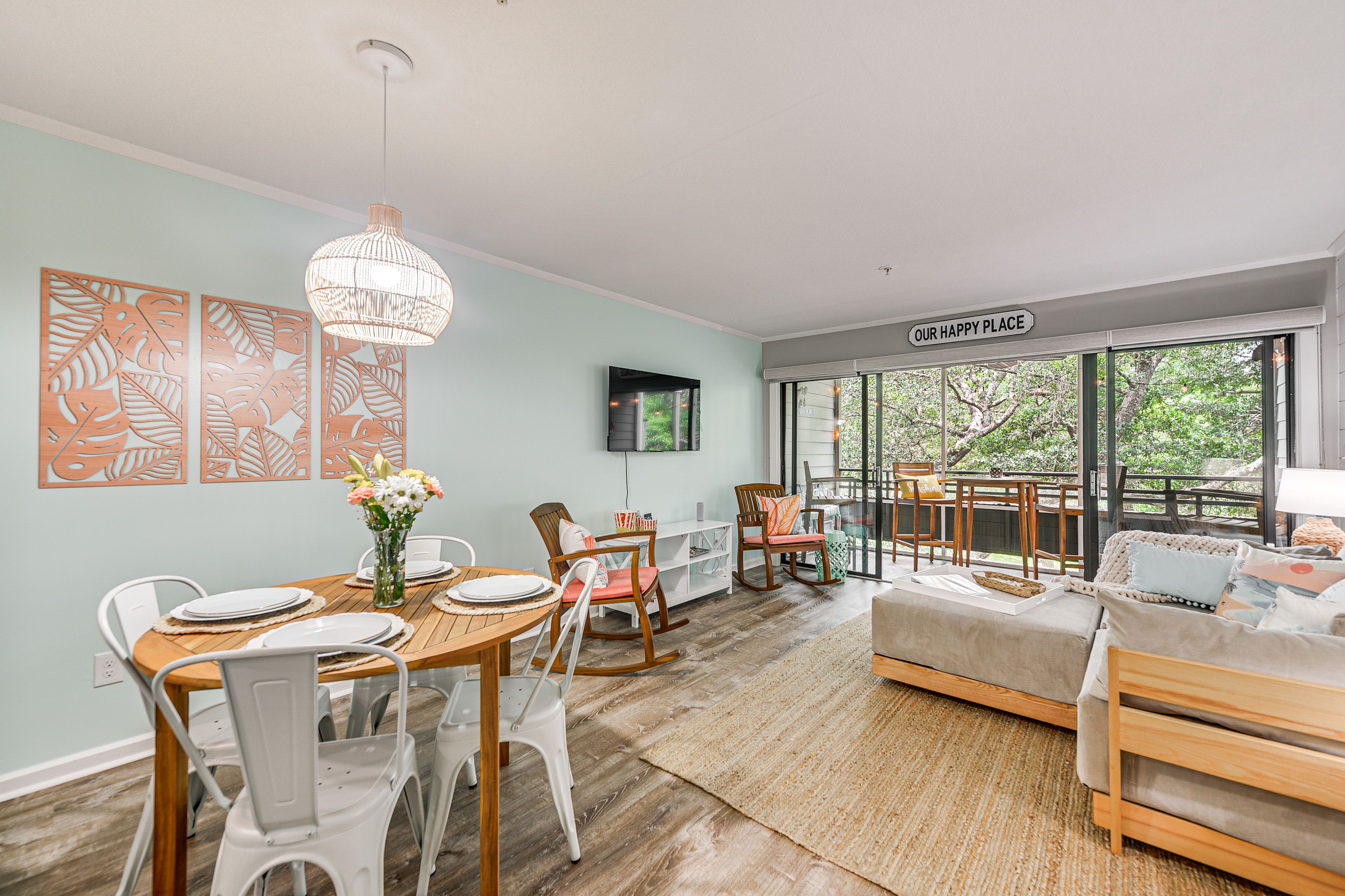 Living Room | Smart TV | Central Air Conditioning