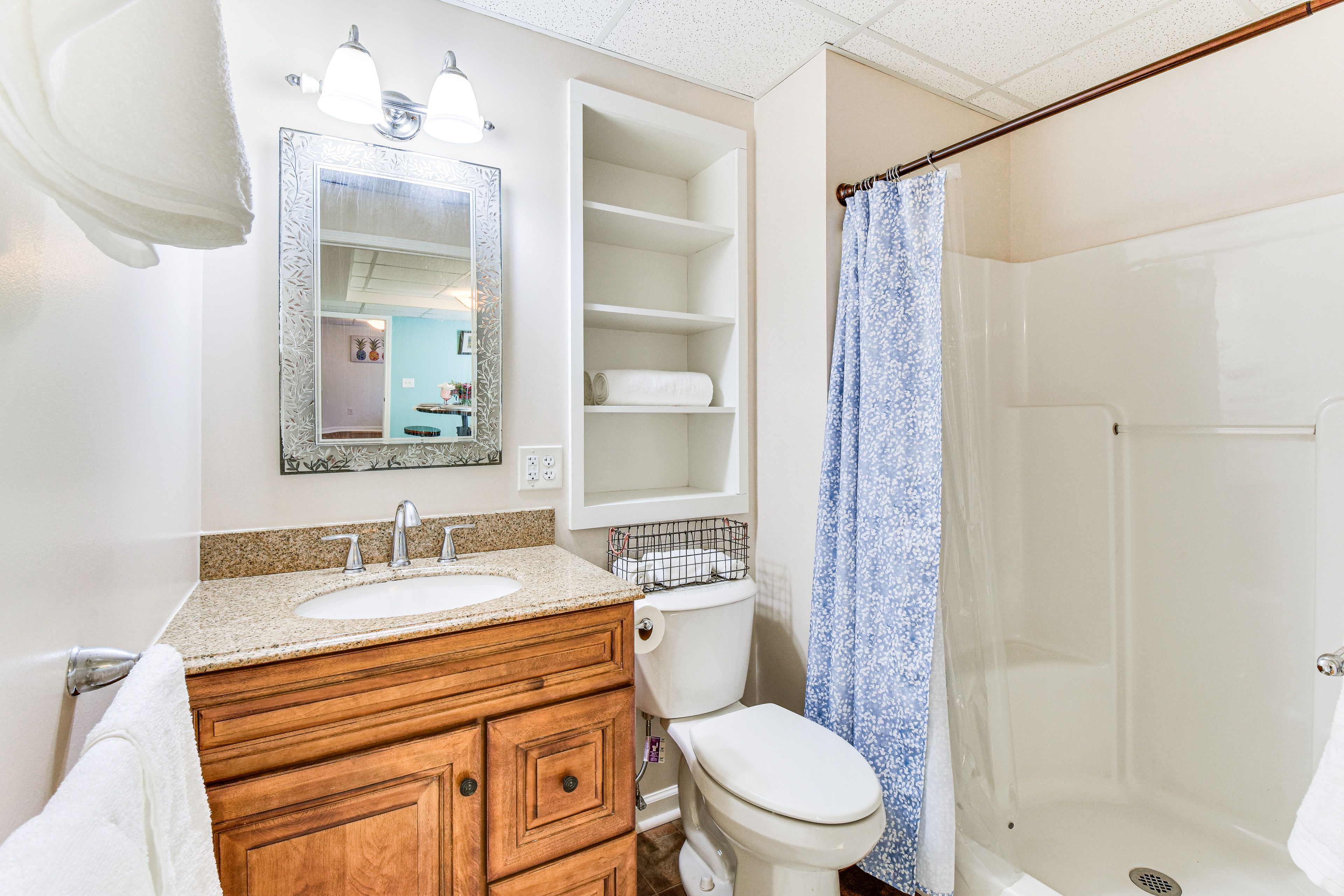 Full Bathroom | Towels Provided | Complimentary Toiletries