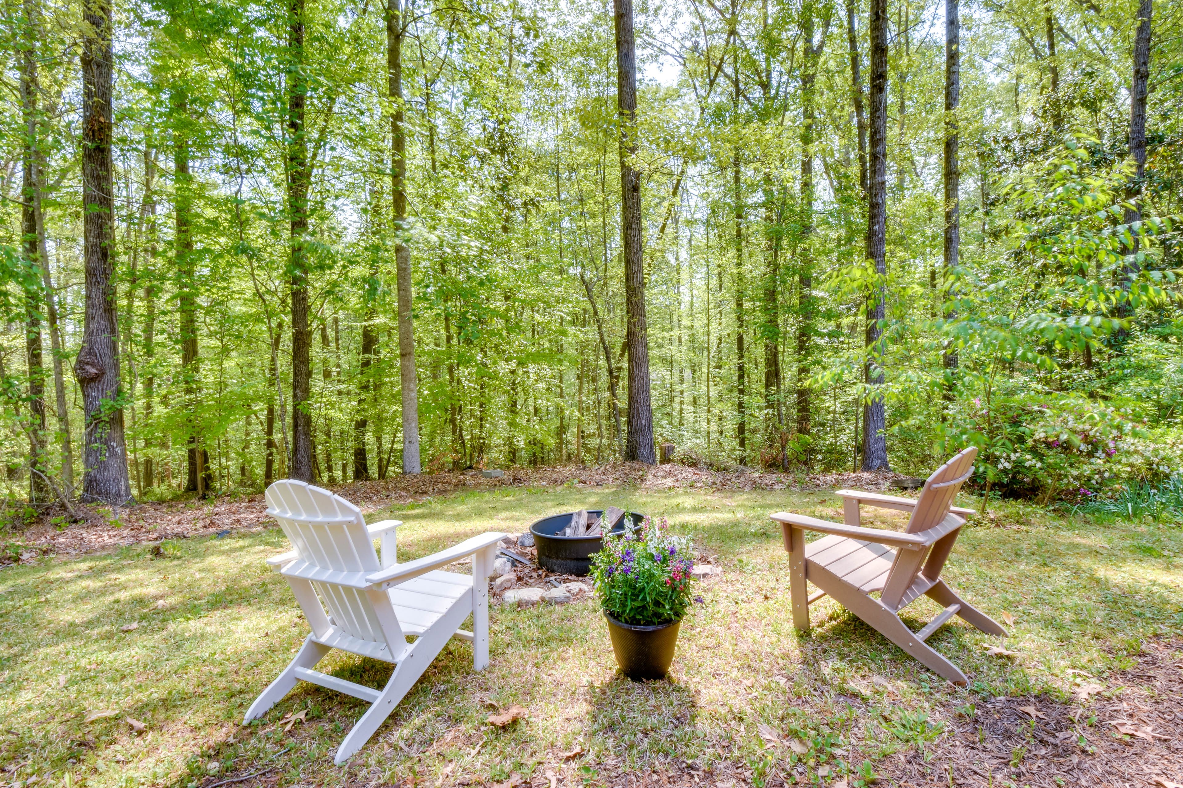 Fire Pit | Forest Views | 4 Mi to Currahee Vineyard & Winery