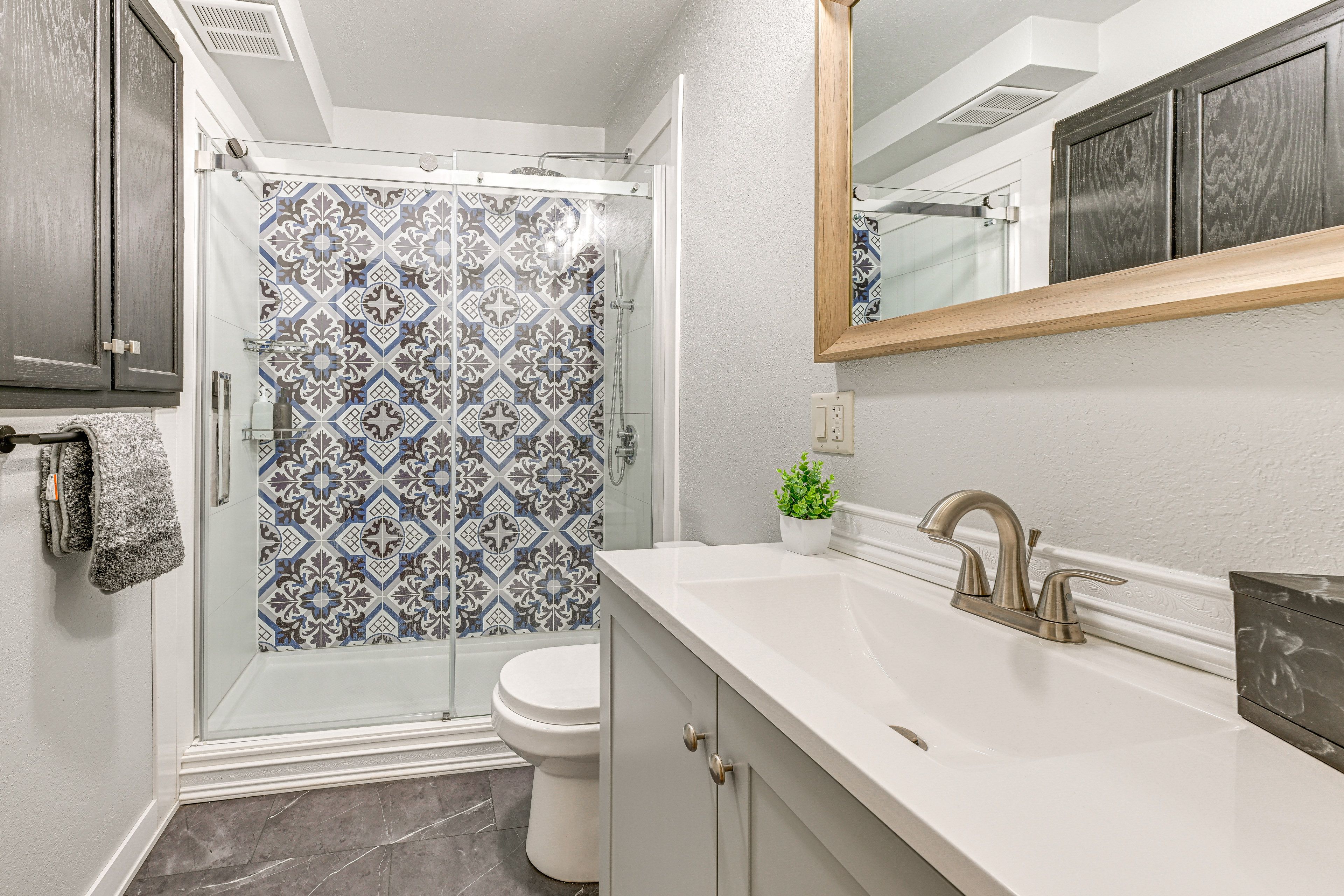 Full Bathroom | 1st Floor | Complimentary Toiletries | Towels Provided