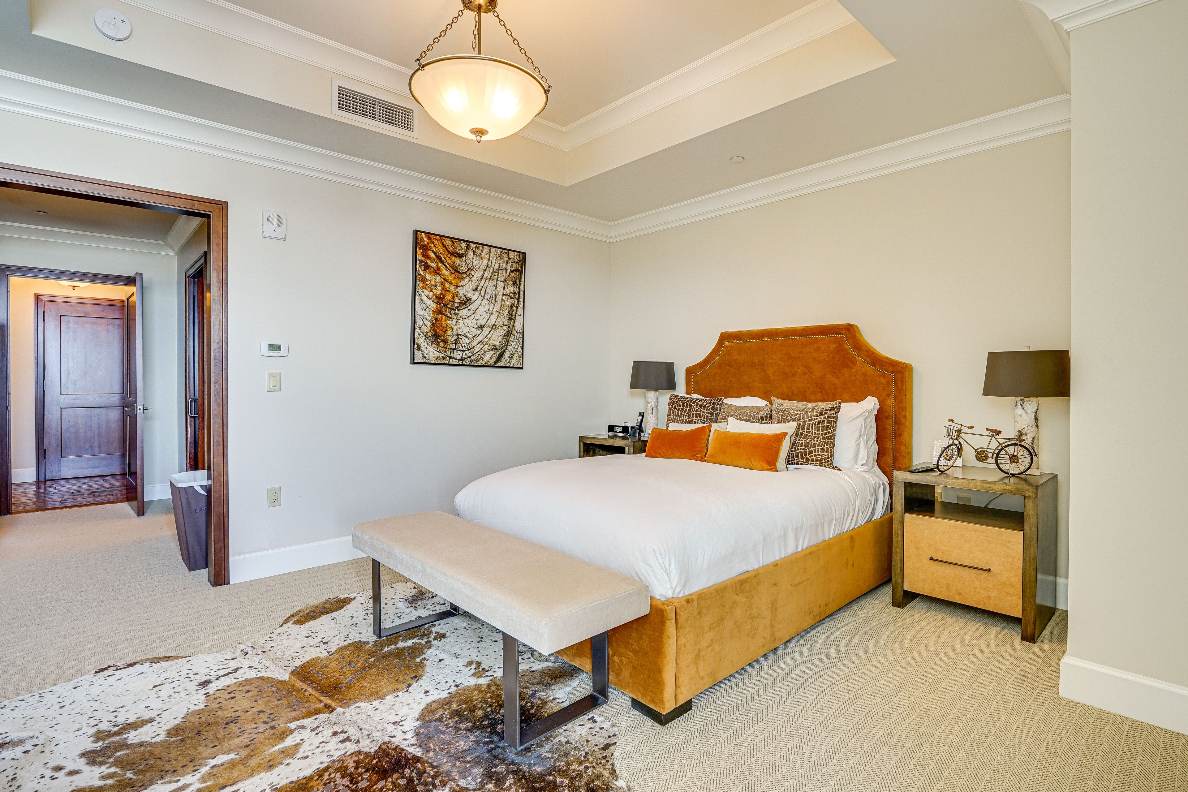 Bedroom Suite 2 | Queen Bed | Flat-Screen TV | Access to Balcony