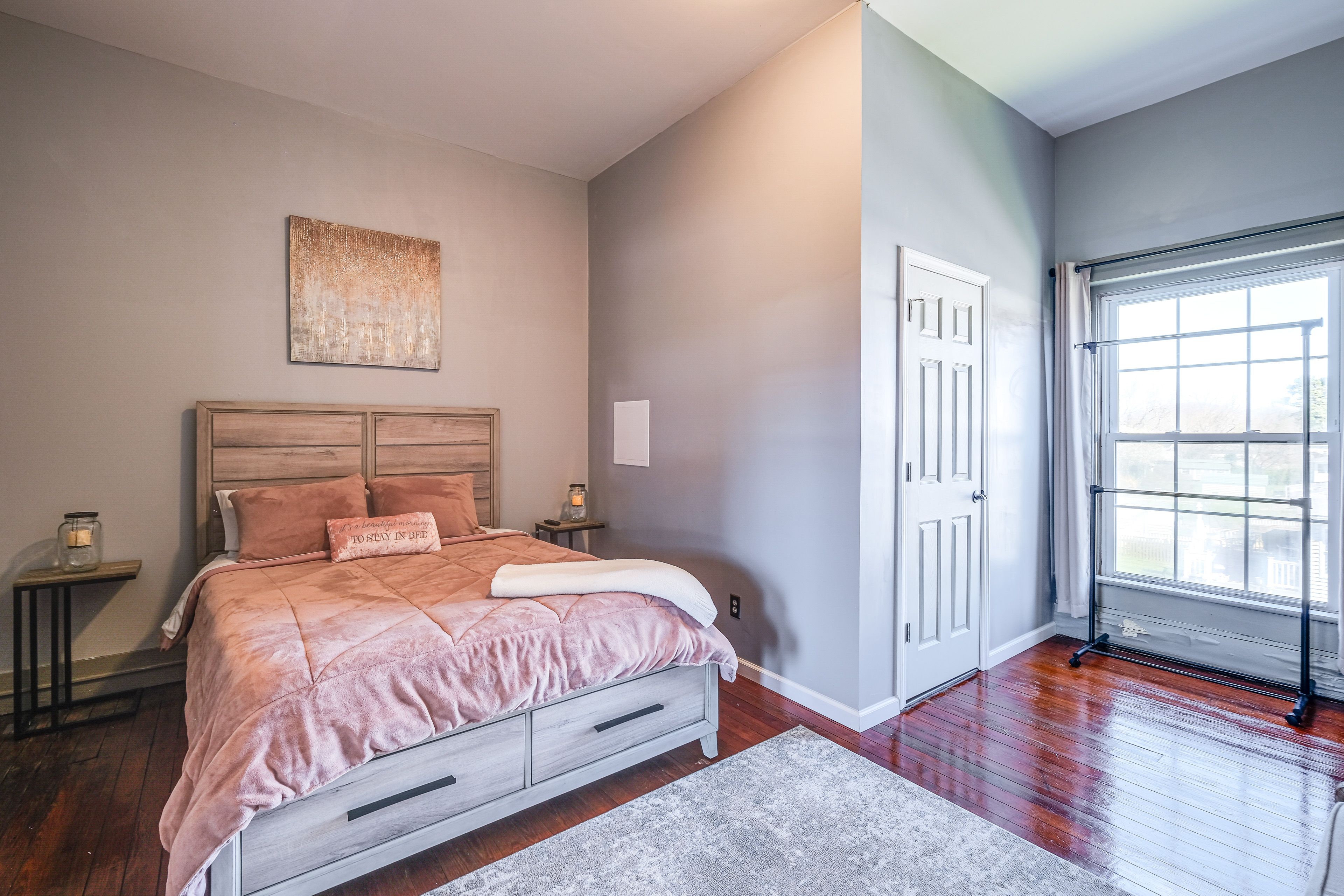 Bedroom 2 | 2nd Floor | Queen Bed | En-Suite Bathroom | Smart TV
