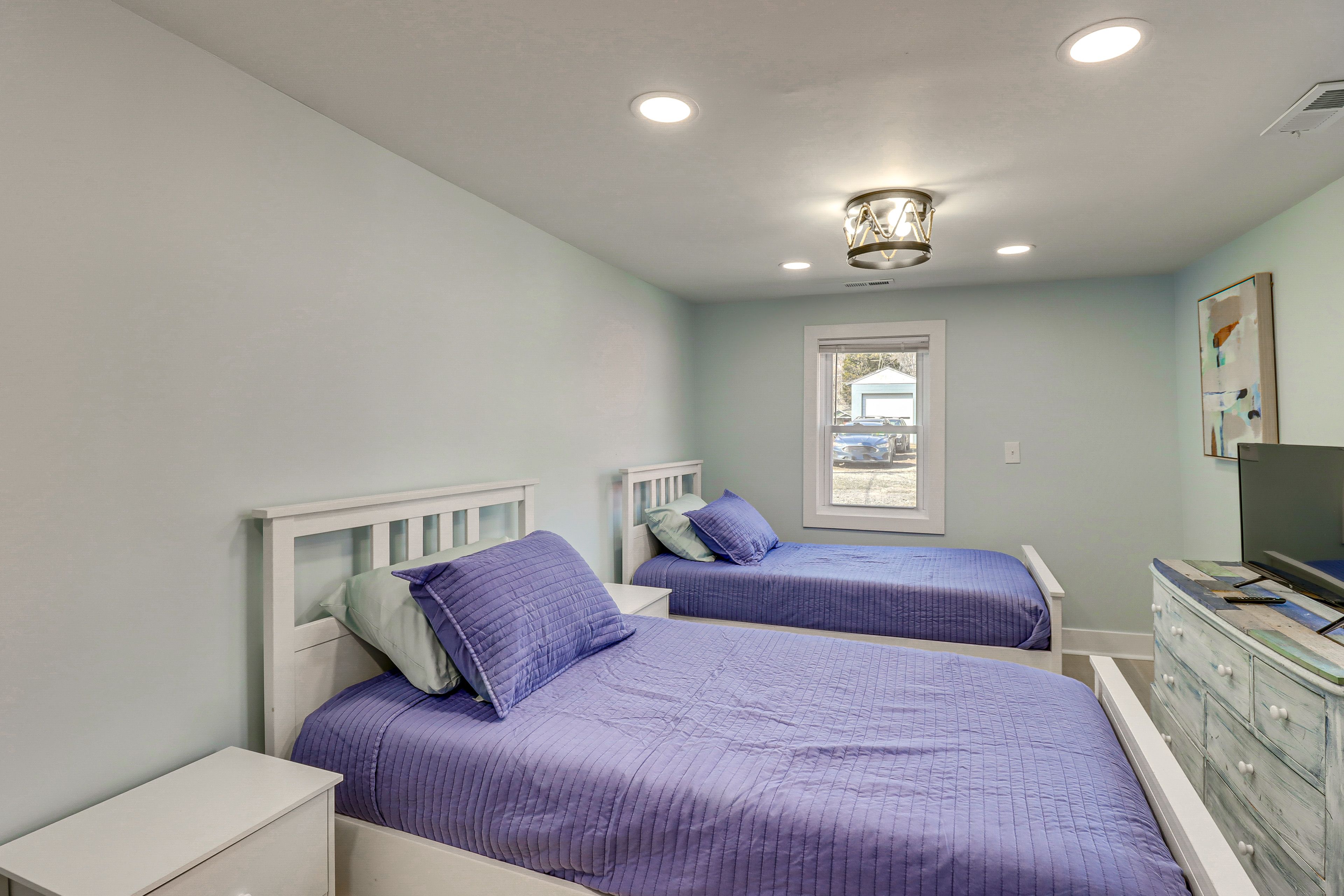 Bedroom 3 | 2 Twin Beds | Amazon Fire TV