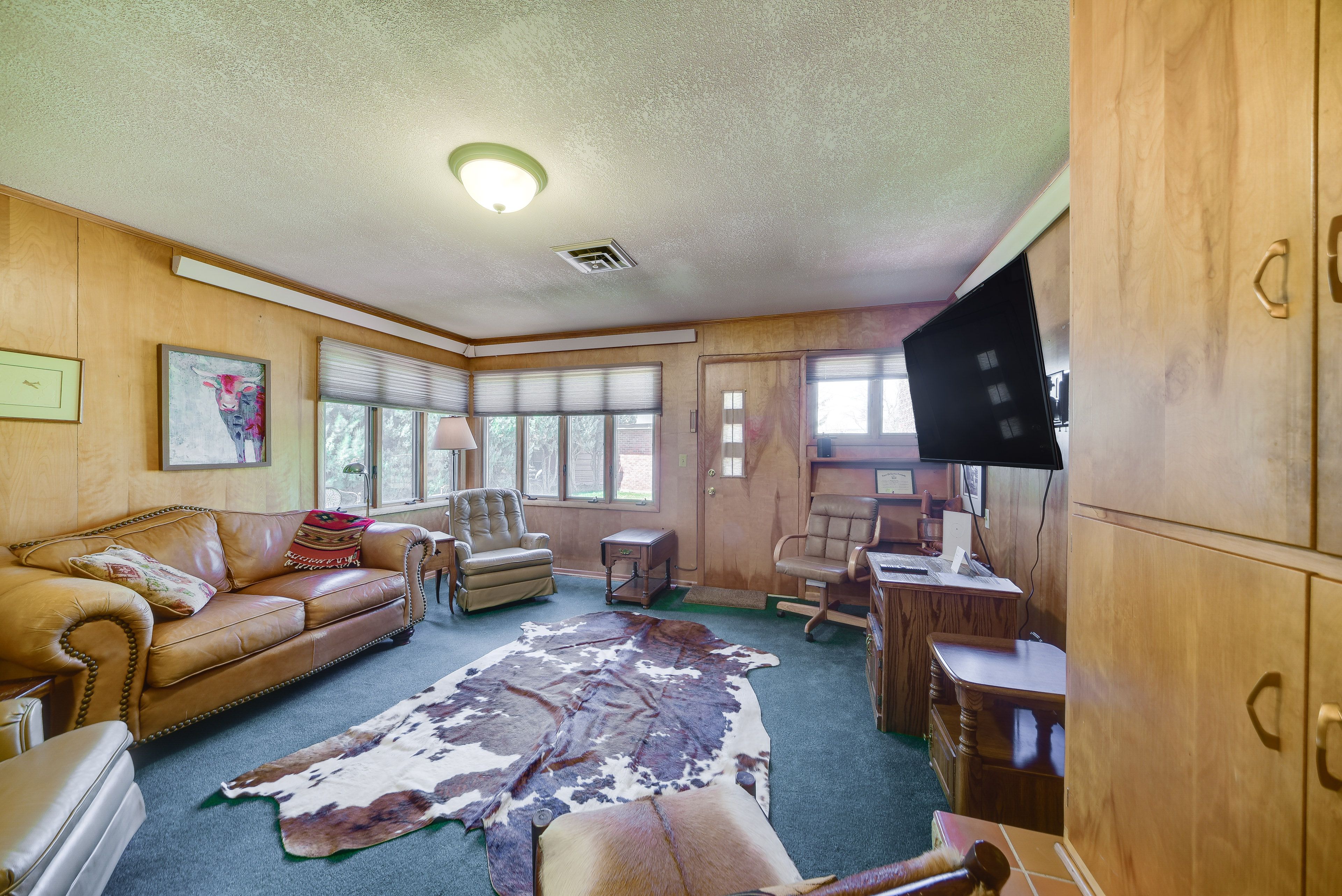 Living Room | Smart TV | Central A/C