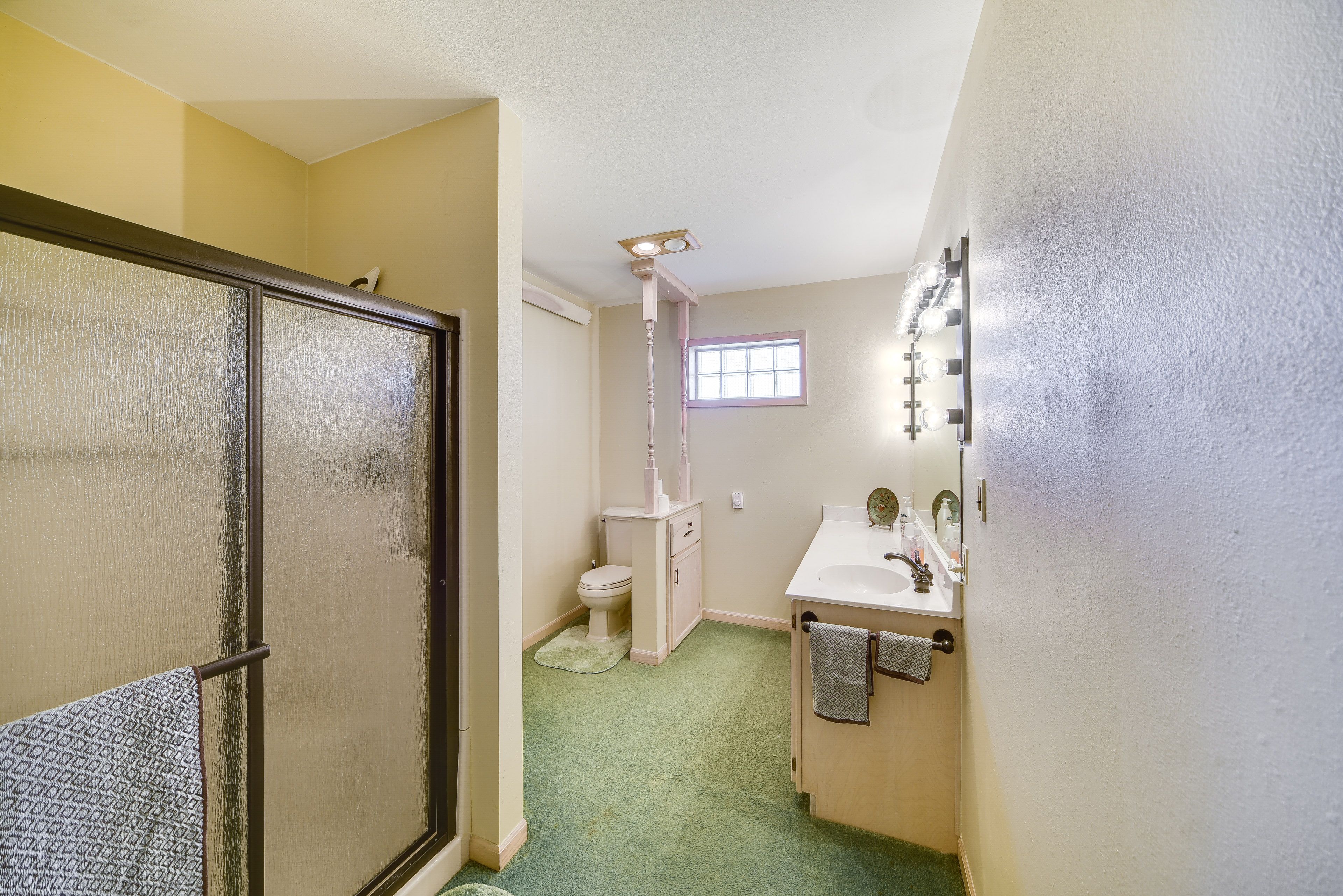 Full Bathroom | Towels Provided