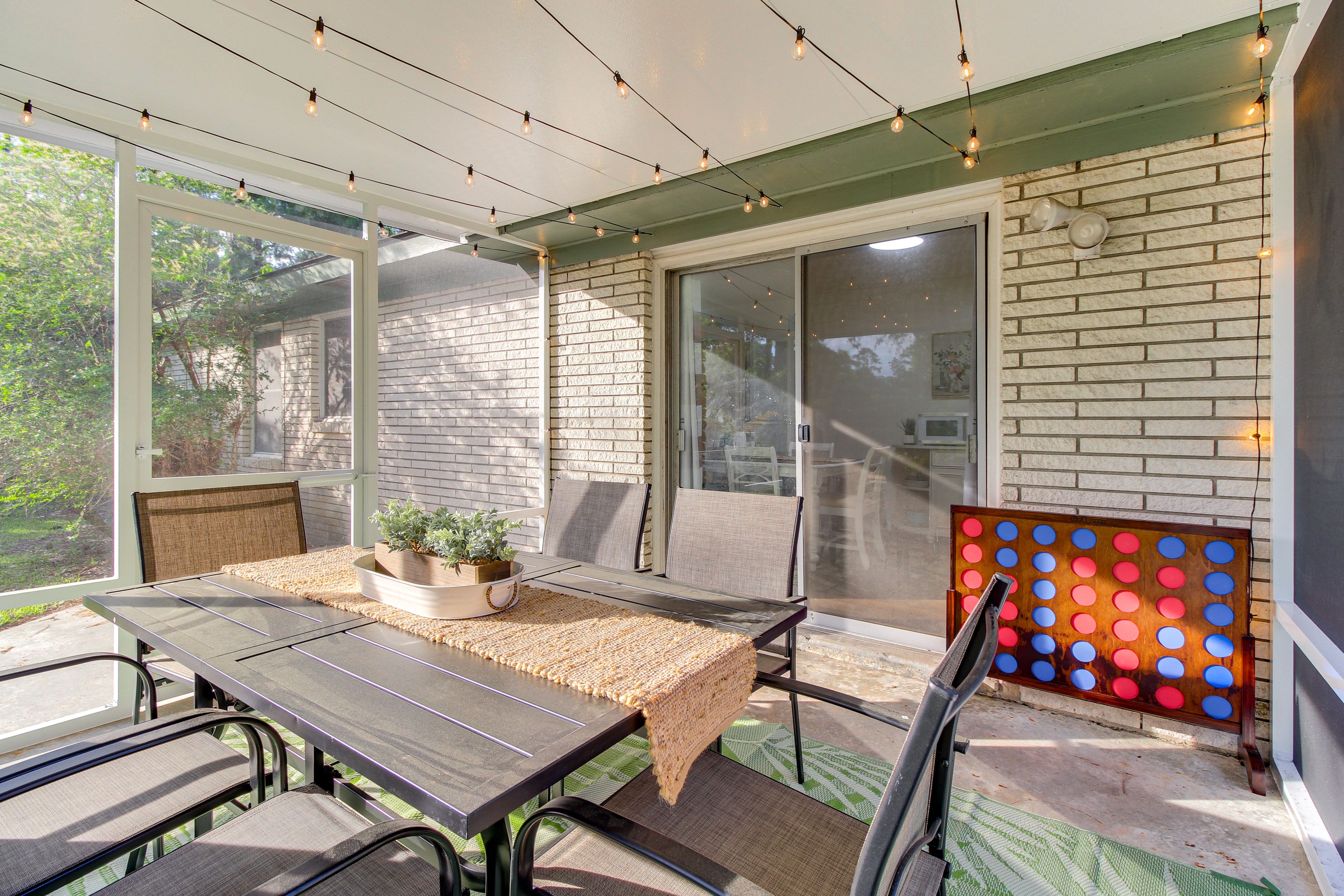 Screened Porch | Dining Area