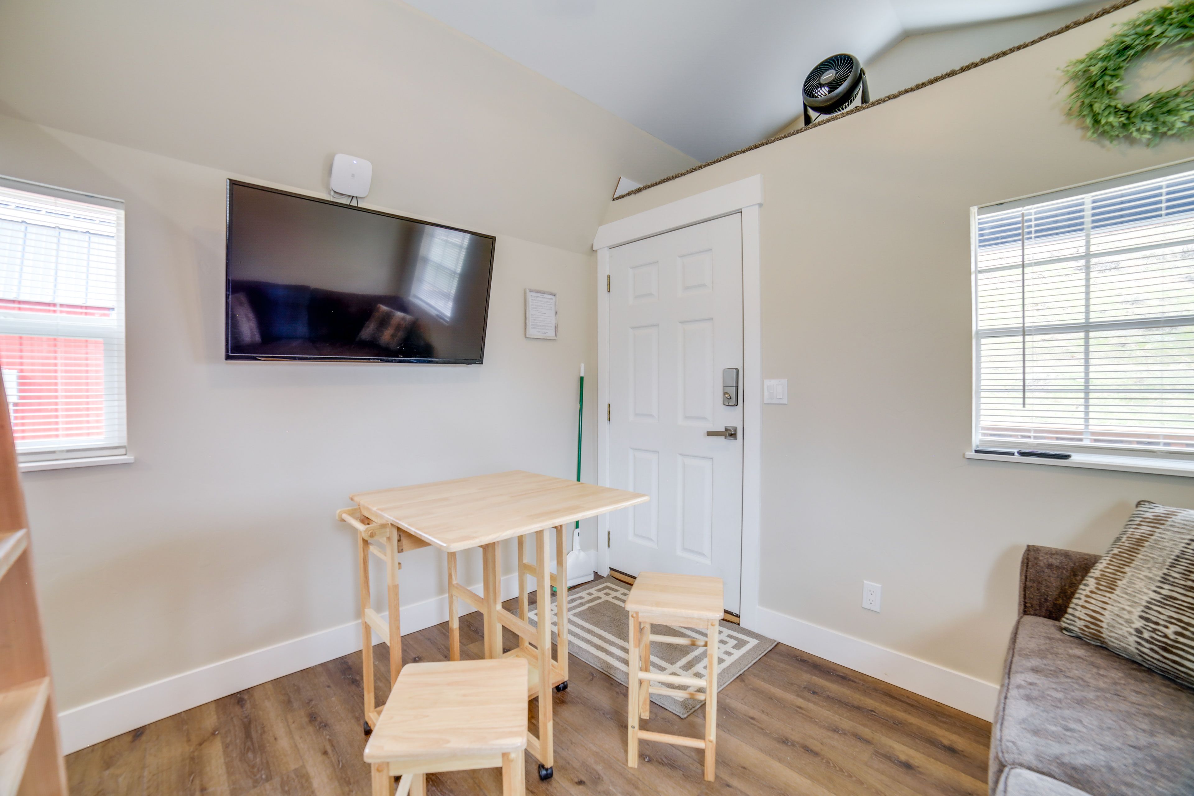 Dining Area | Dishware & Flatware Provided