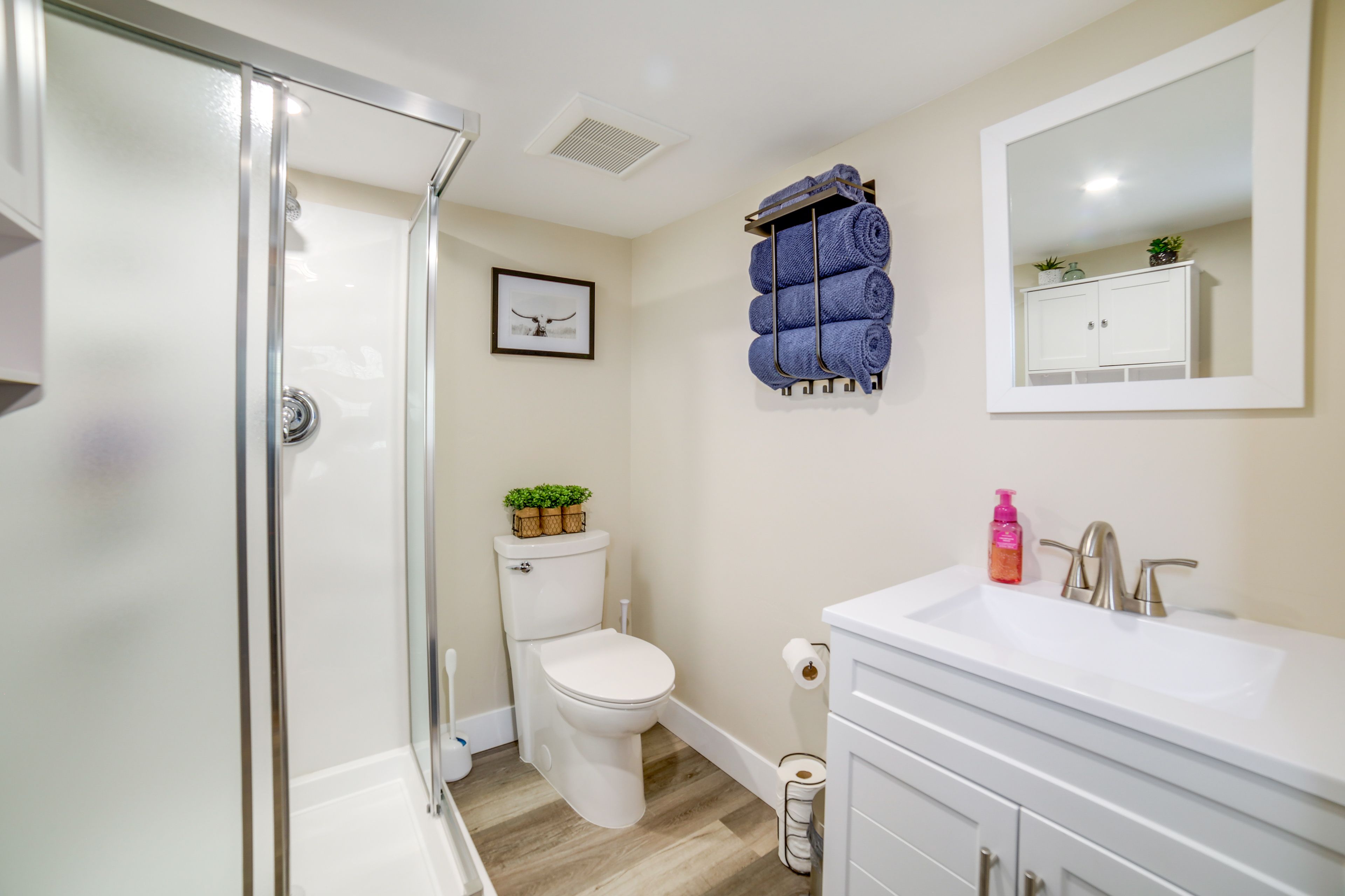 Full Bathroom | Complimentary Toiletries | Towels Provided