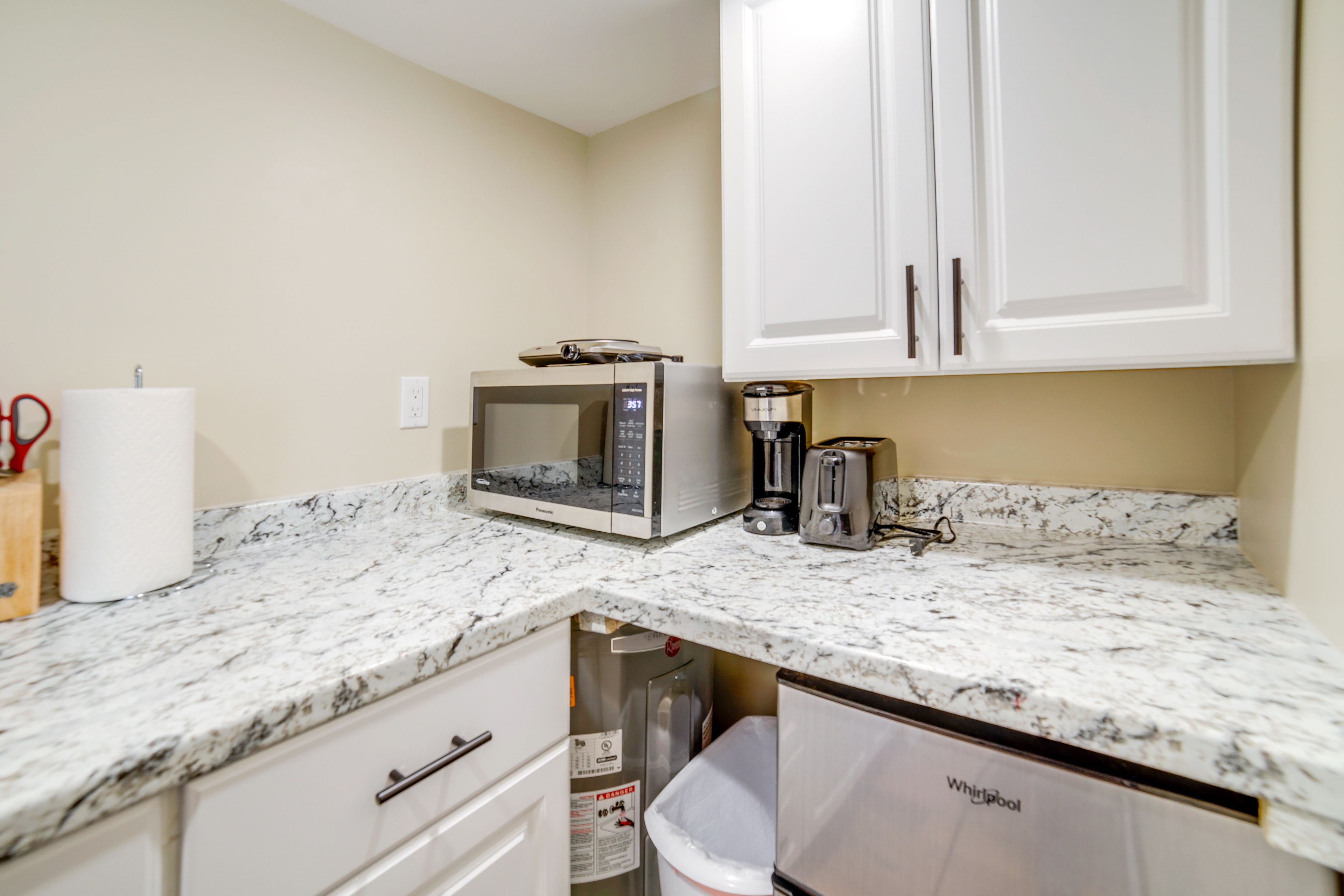 Kitchenette | Hot Plate | Toaster | Microwave