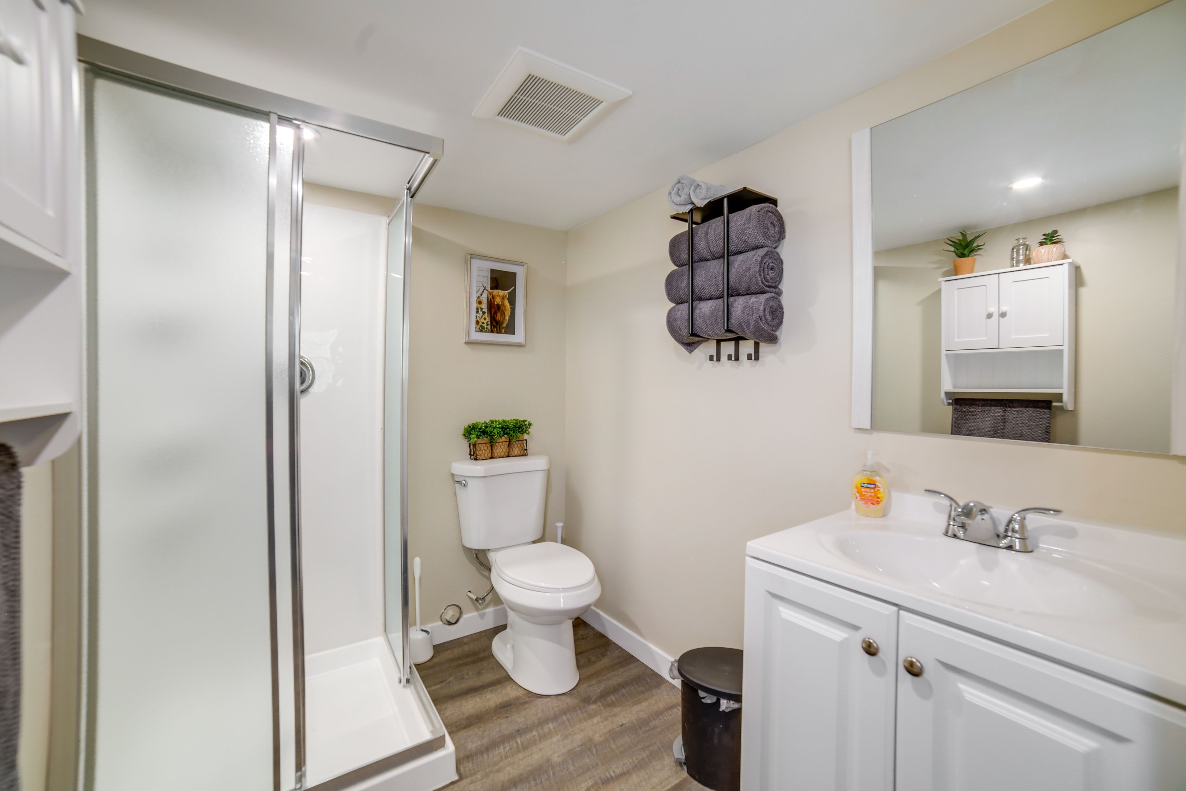 Full Bathroom | Complimentary Toiletries | Towels Provided