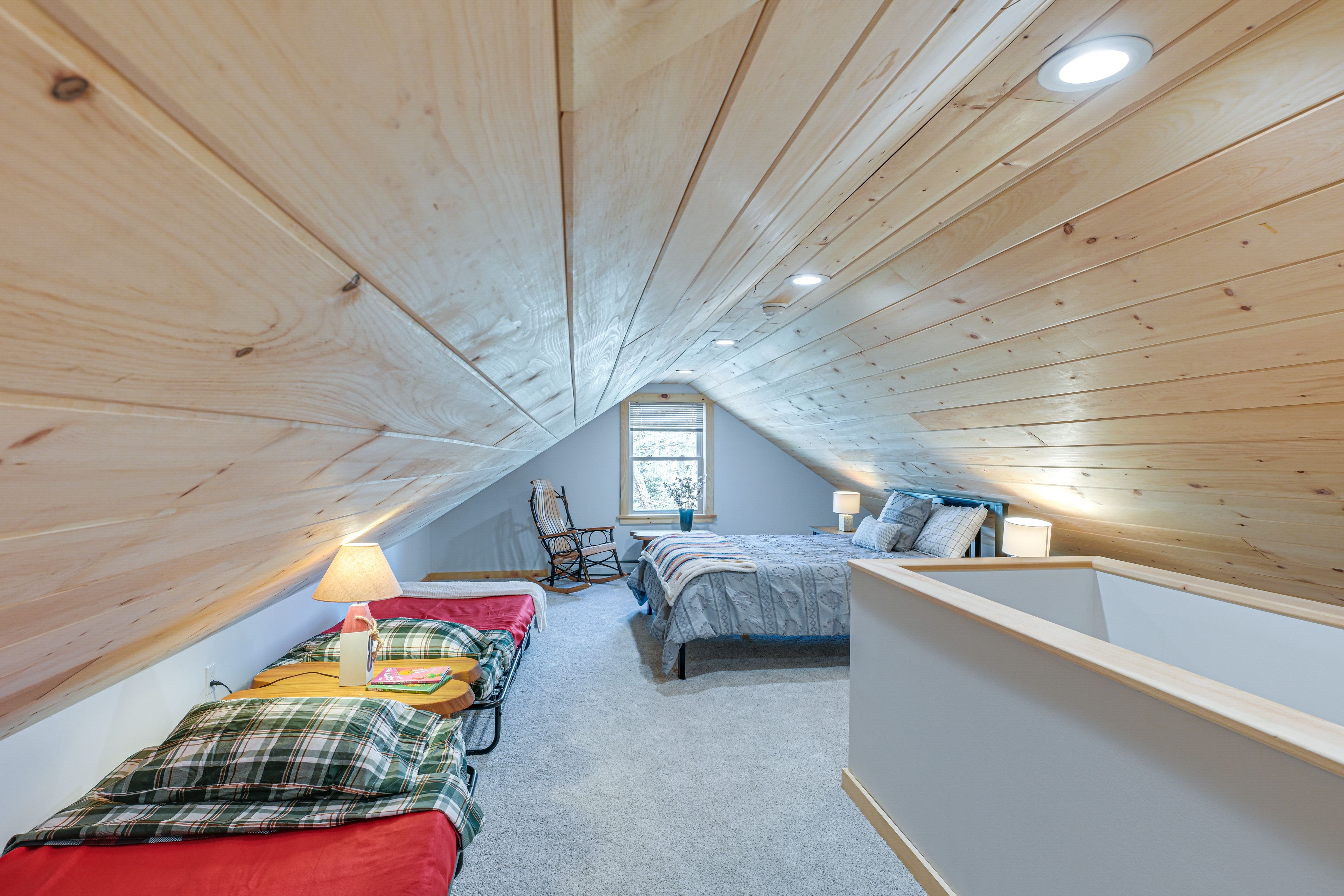 Bedroom 2 (Loft) | Queen Bed | 2 Twin Beds | Top Floor