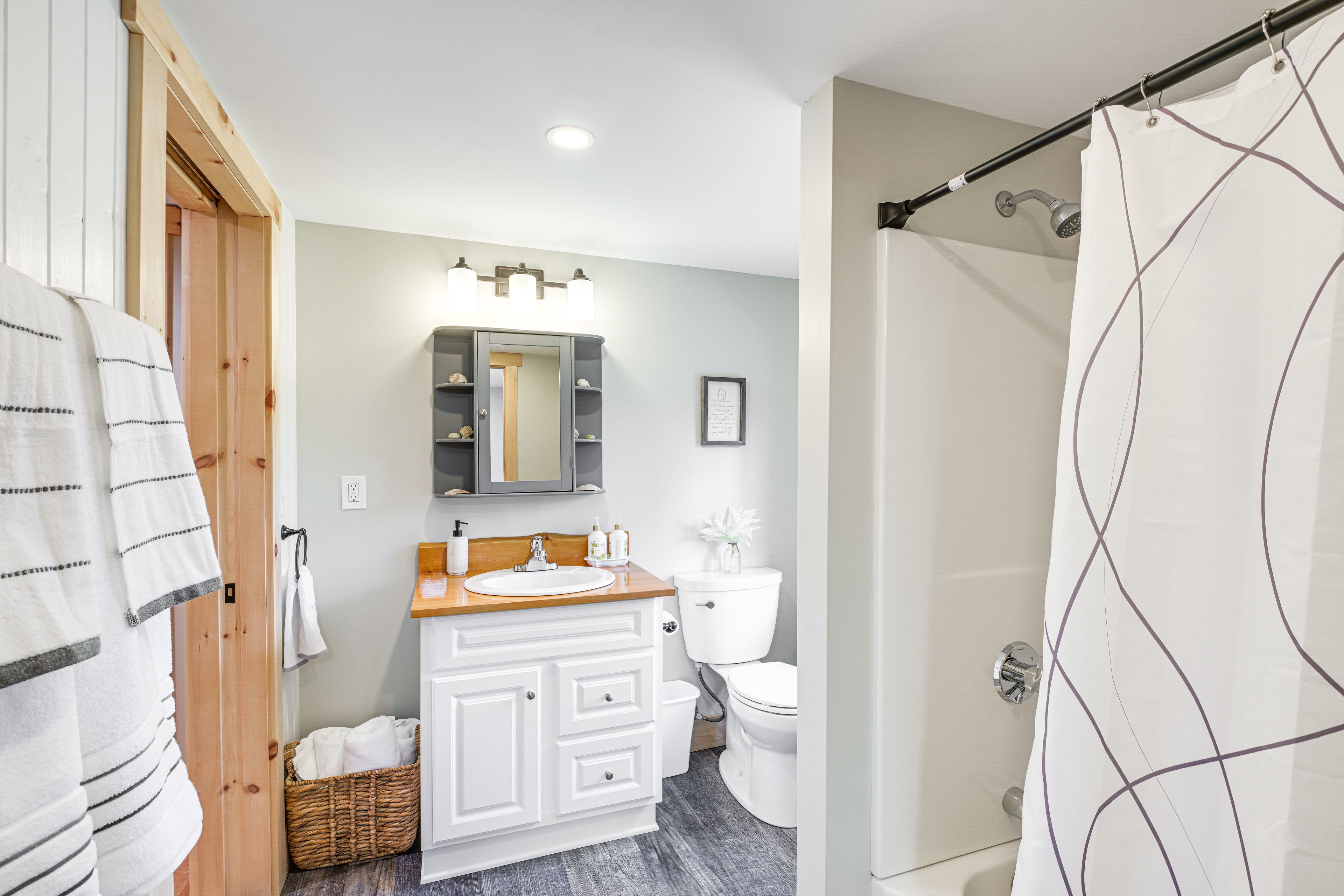 Full Bathroom | Towels Provided | Main Floor