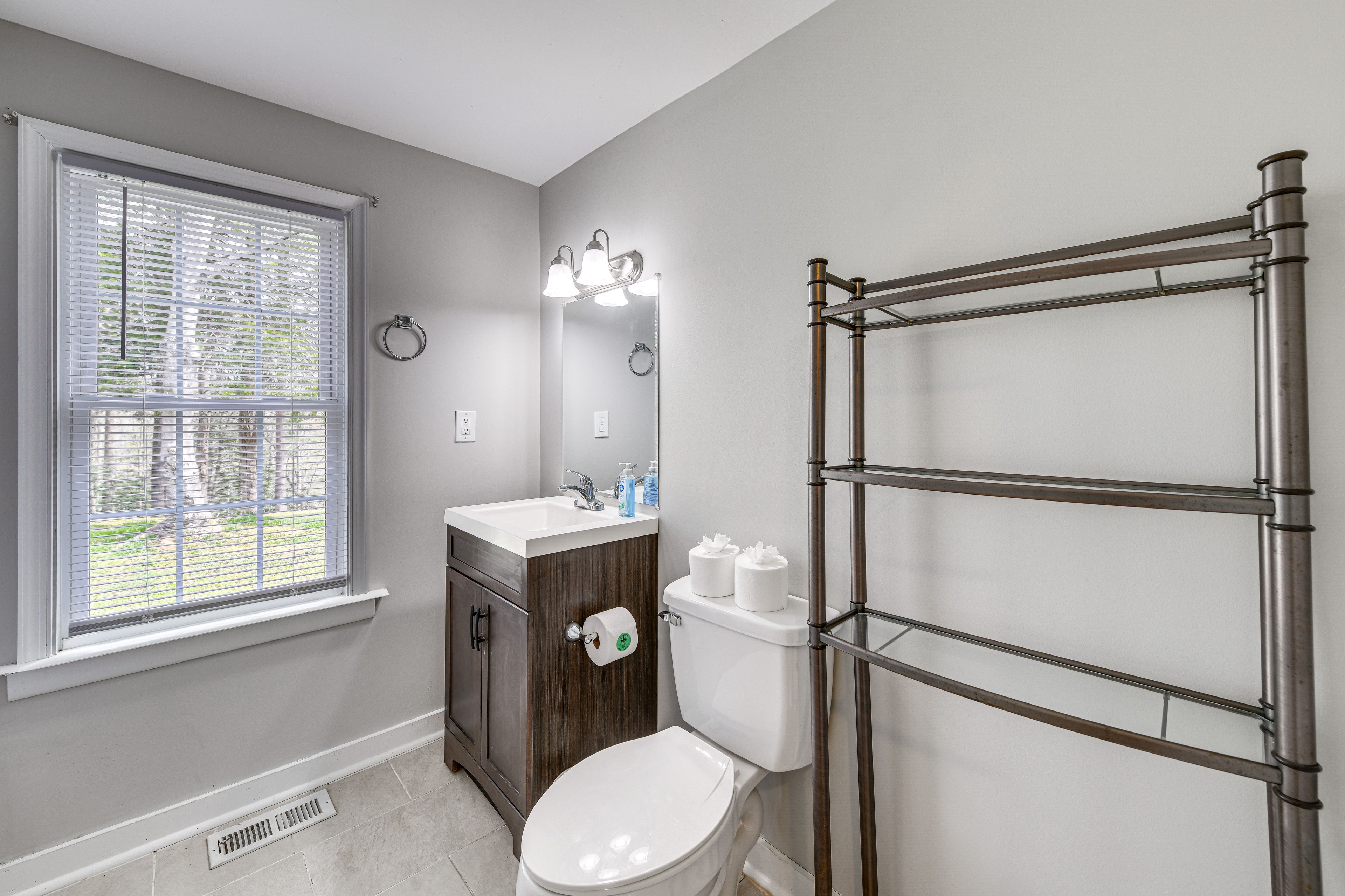 Full Bathroom | Towels Provided