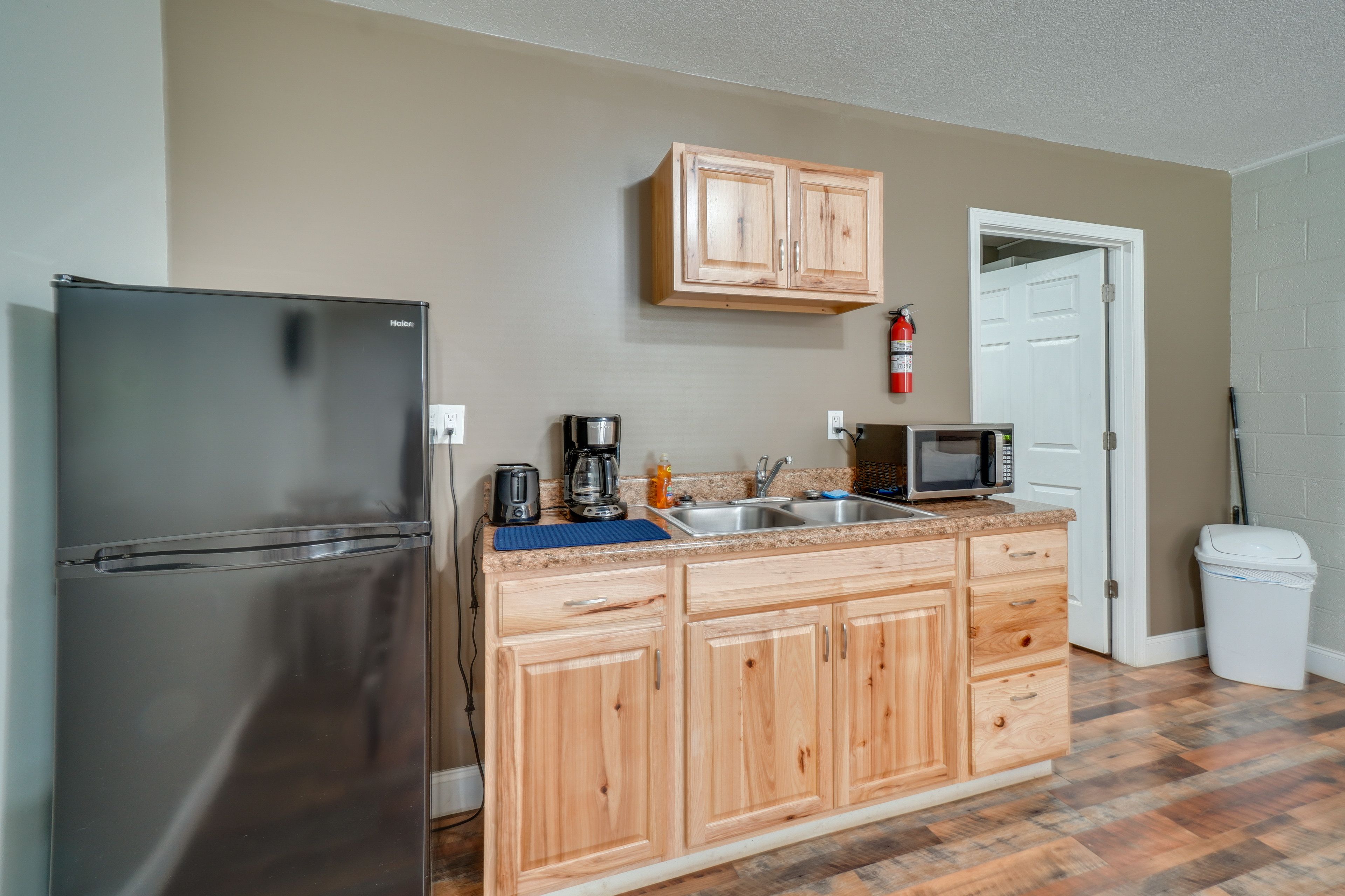 Kitchenette | Trash Bags & Paper Towels