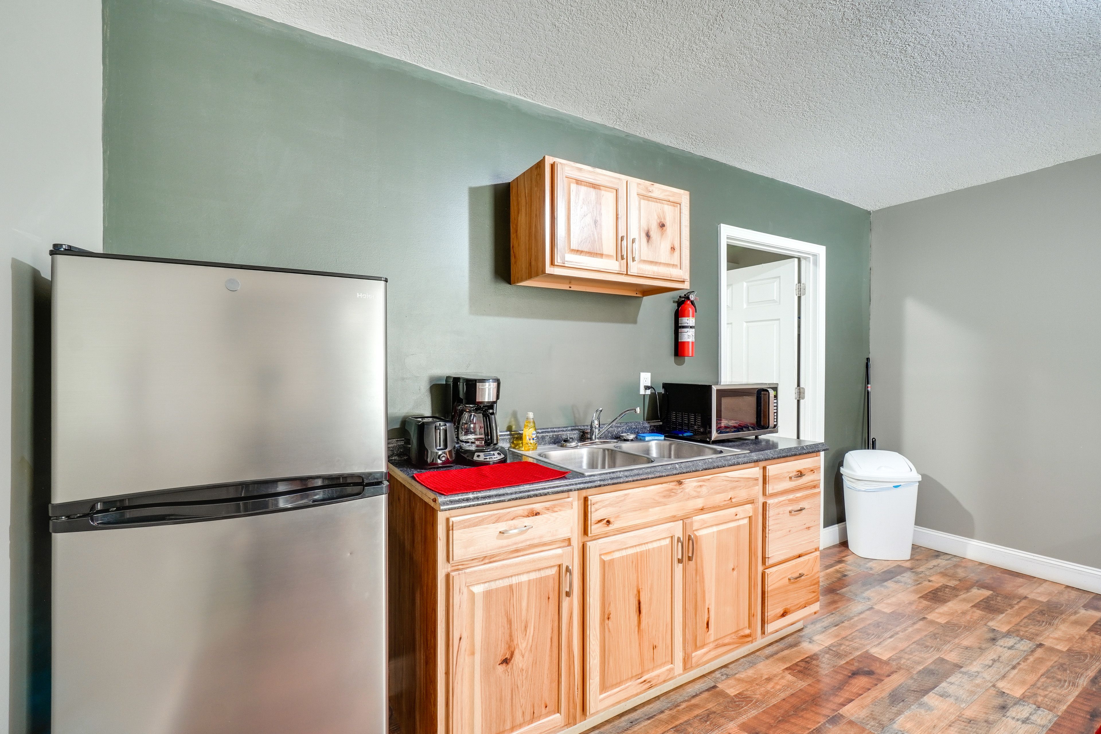 Kitchenette | Drip Coffee Maker | Hot Plate | Toaster