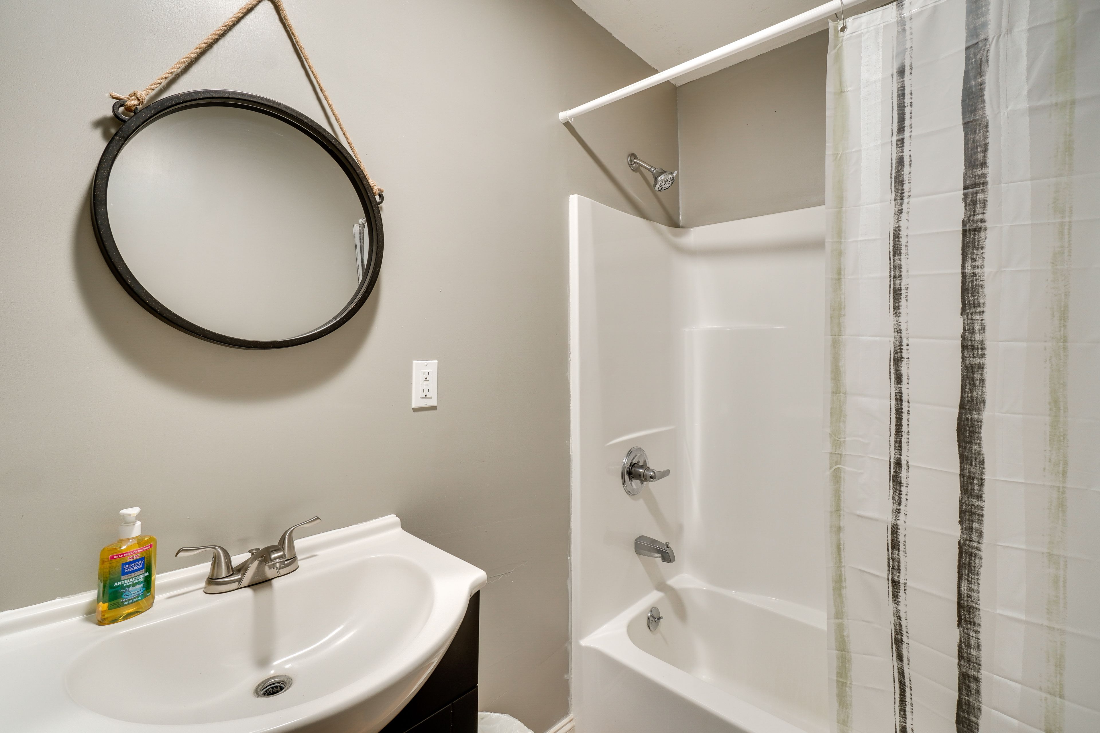 Full Bathroom | Complimentary Toiletries