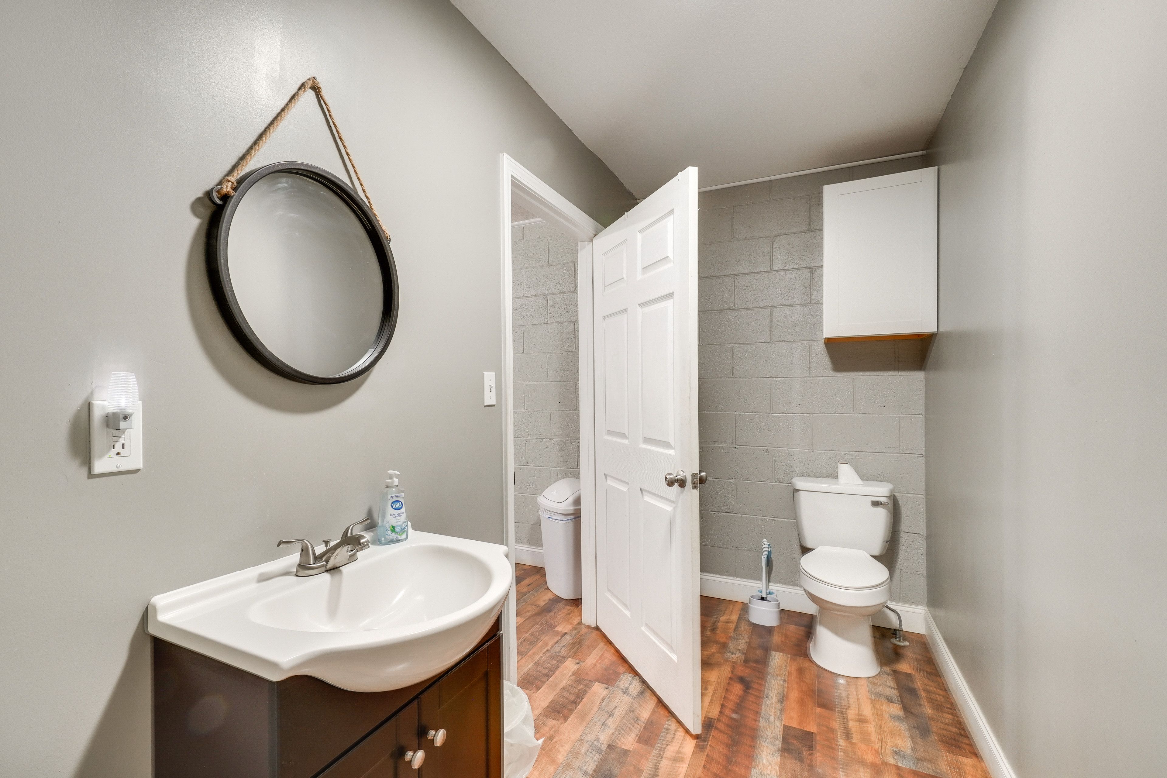 Full Bathroom | Complimentary Toiletries | Towels Provided