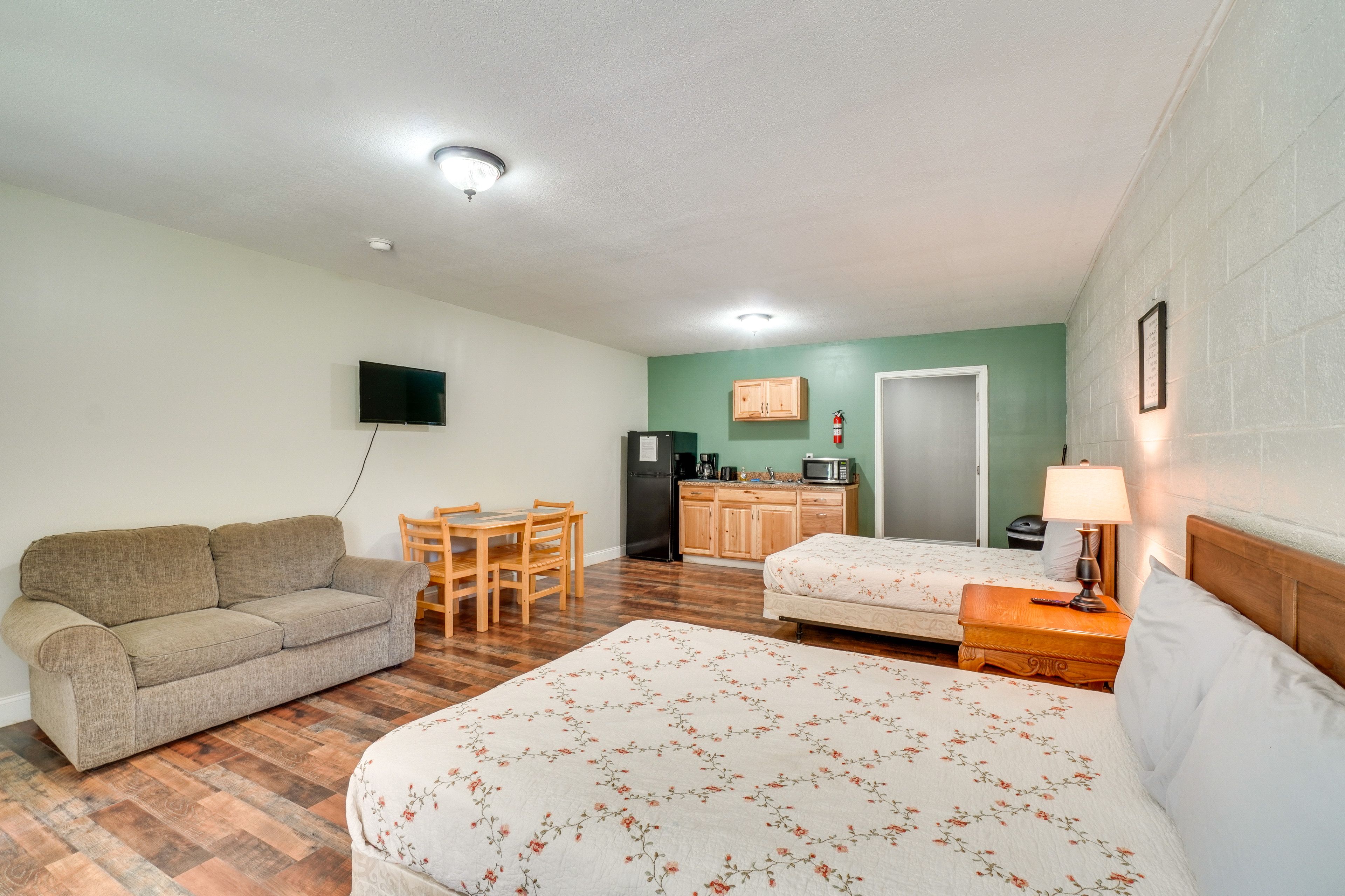 Briceville Vacation Rental | Studio | 1BA | 4 Steps Required | 425 Sq Ft