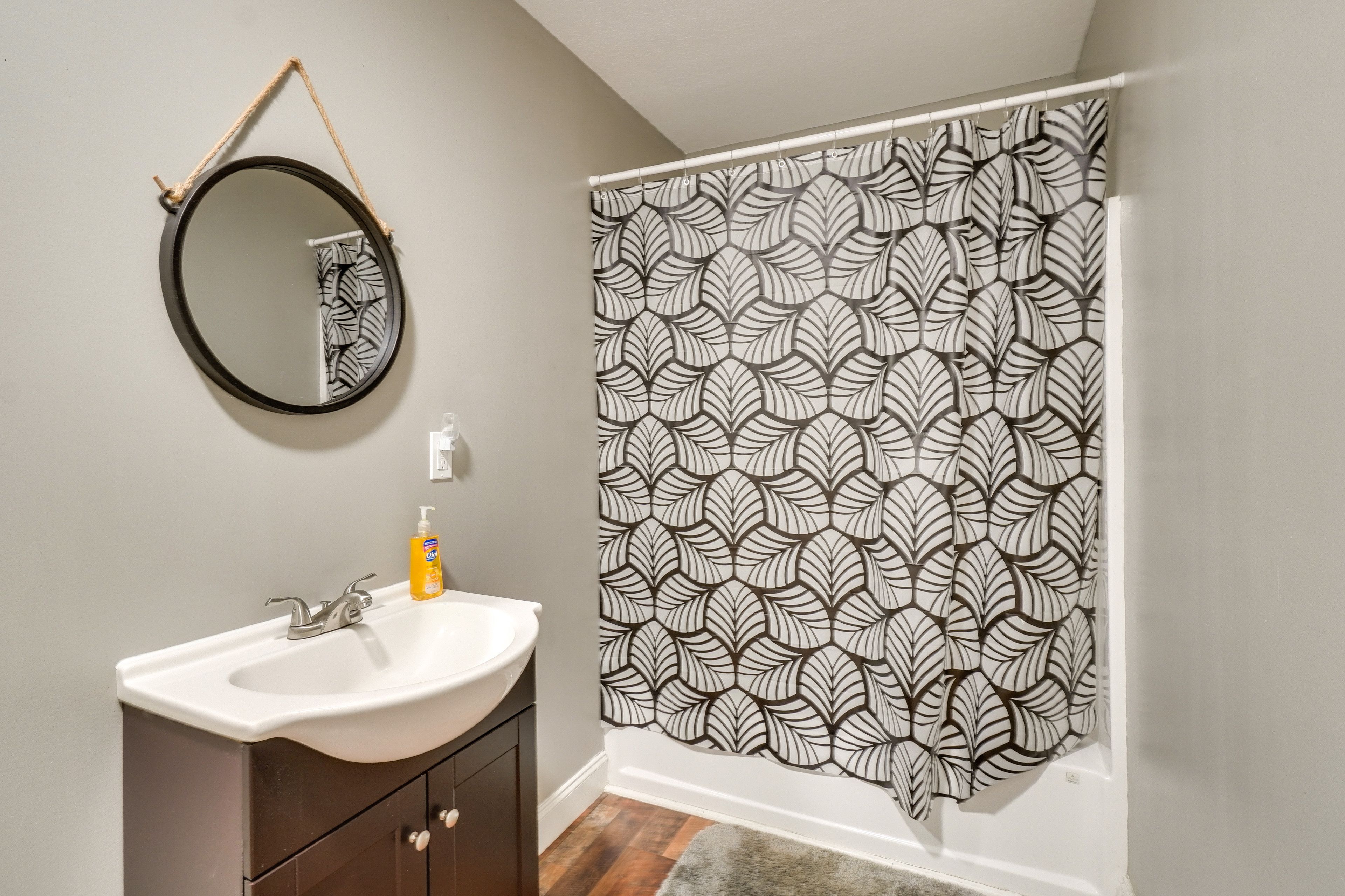 Full Bathroom | Complimentary Toiletries | Towels Provided