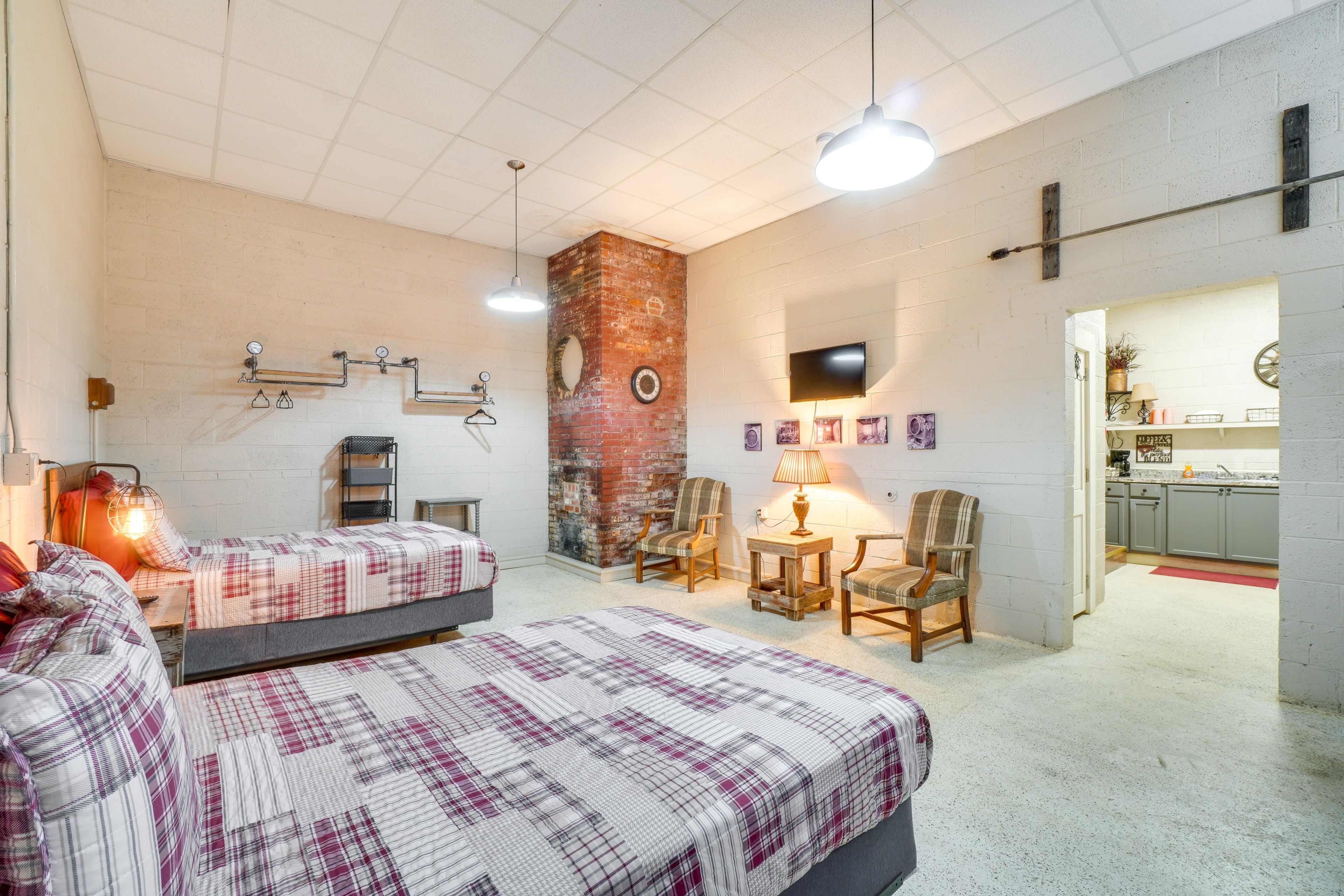 Briceville Vacation Rental | Studio | 1BA | Steps Required | 425 Sq Ft