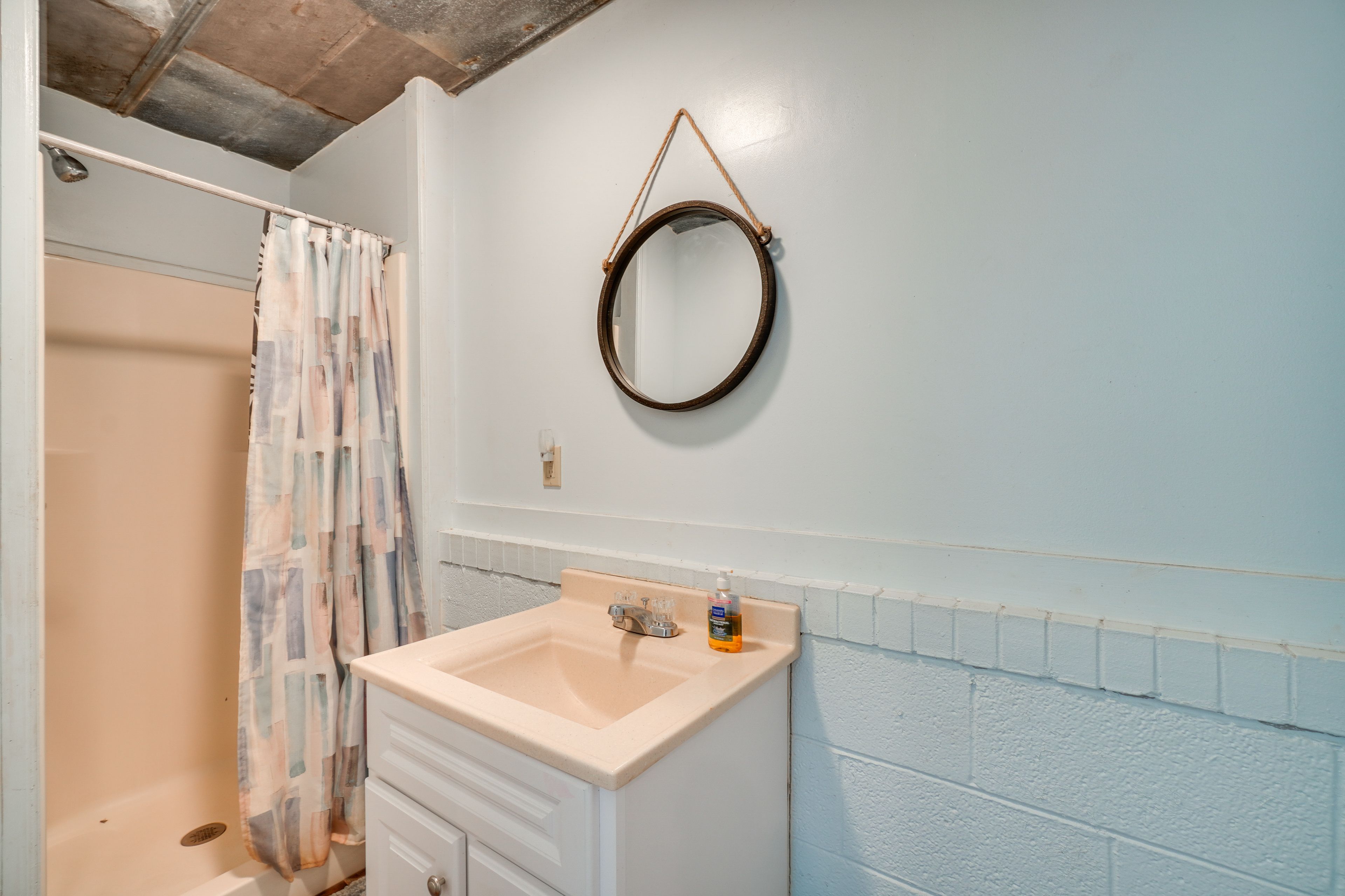 Full Bath | Towels Provided