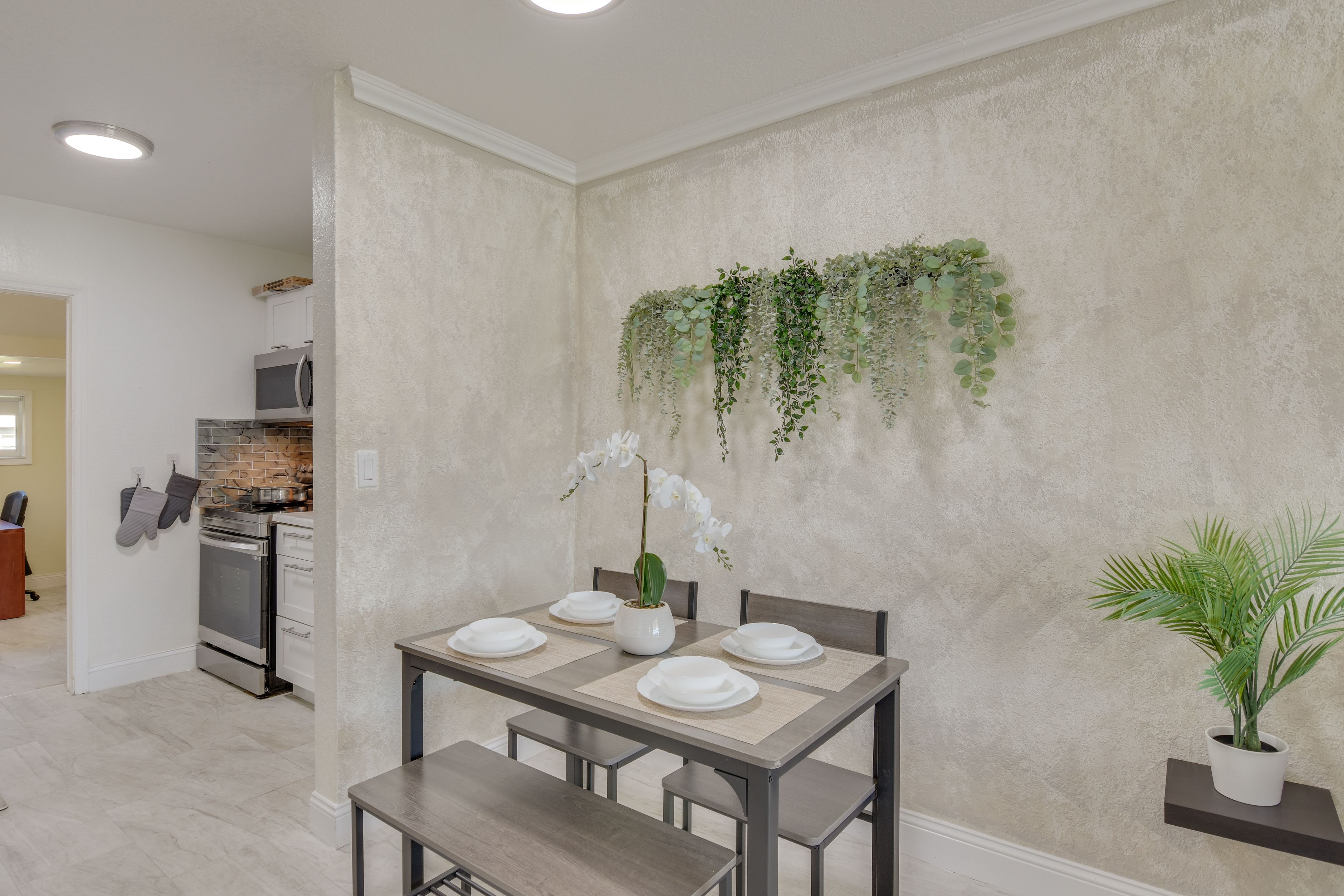 Dining Area | Dishware/Flatware Provided