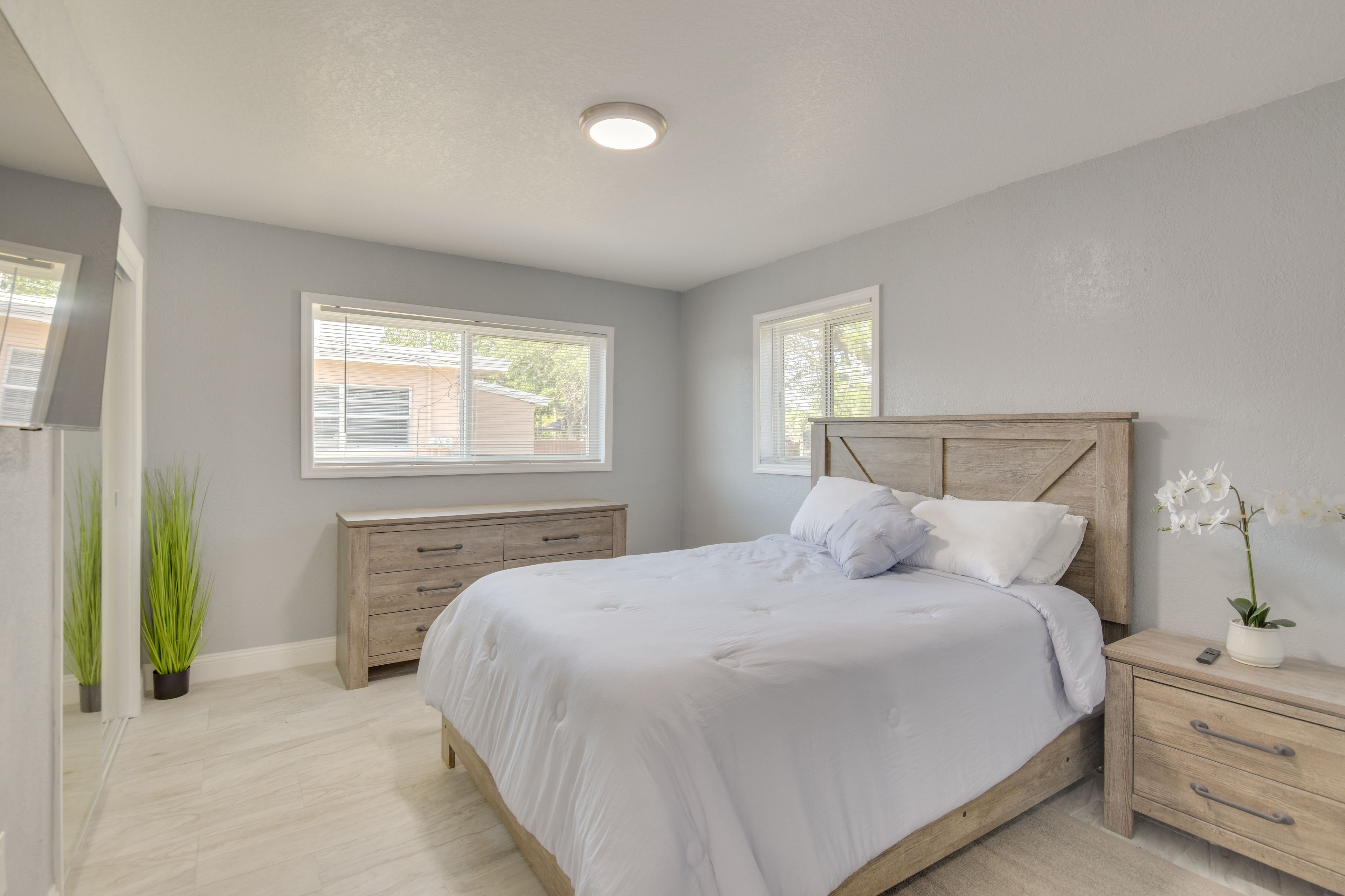 Bedroom 2 | Queen Bed | Smart TV