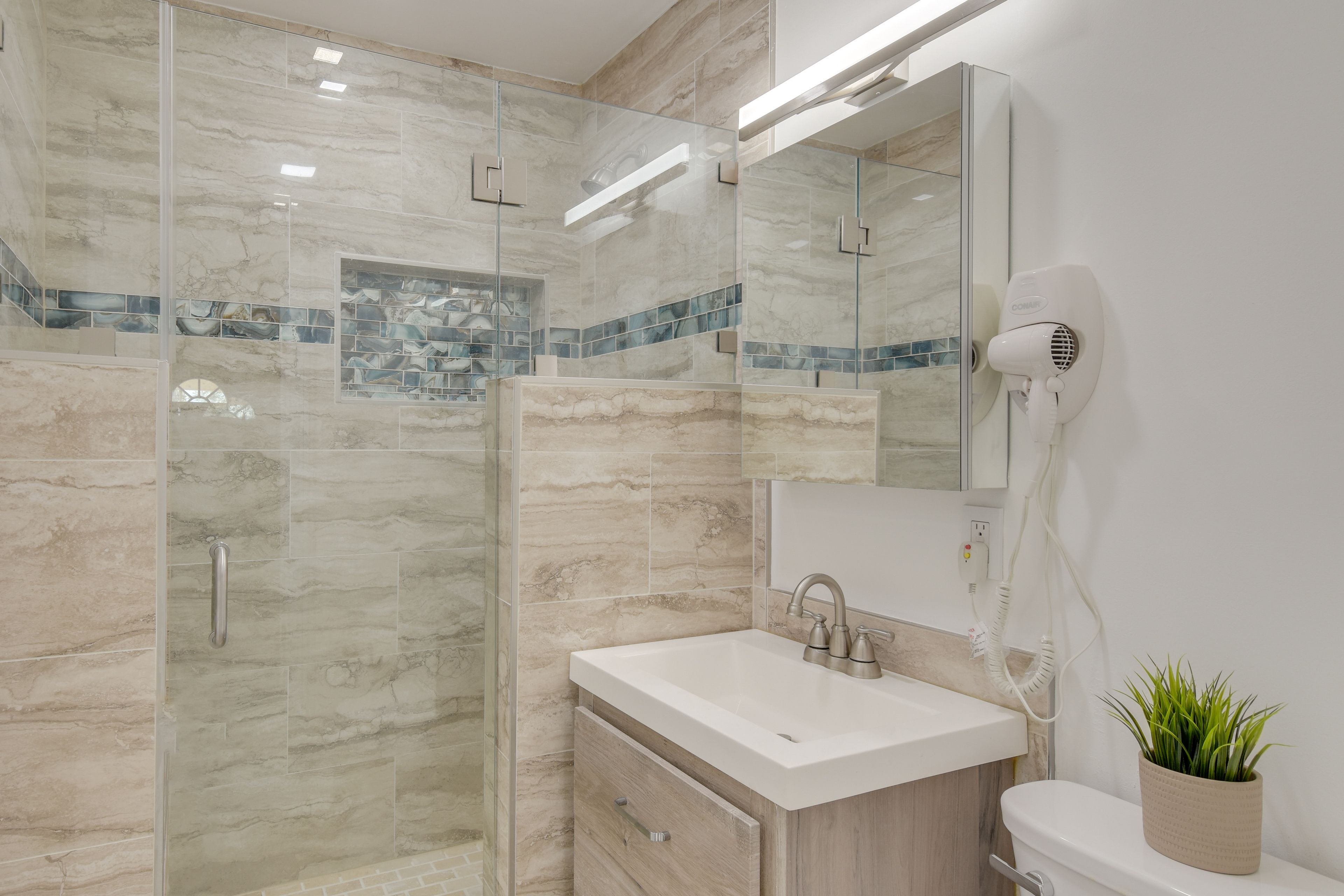 Full Bathroom | Towels Provided