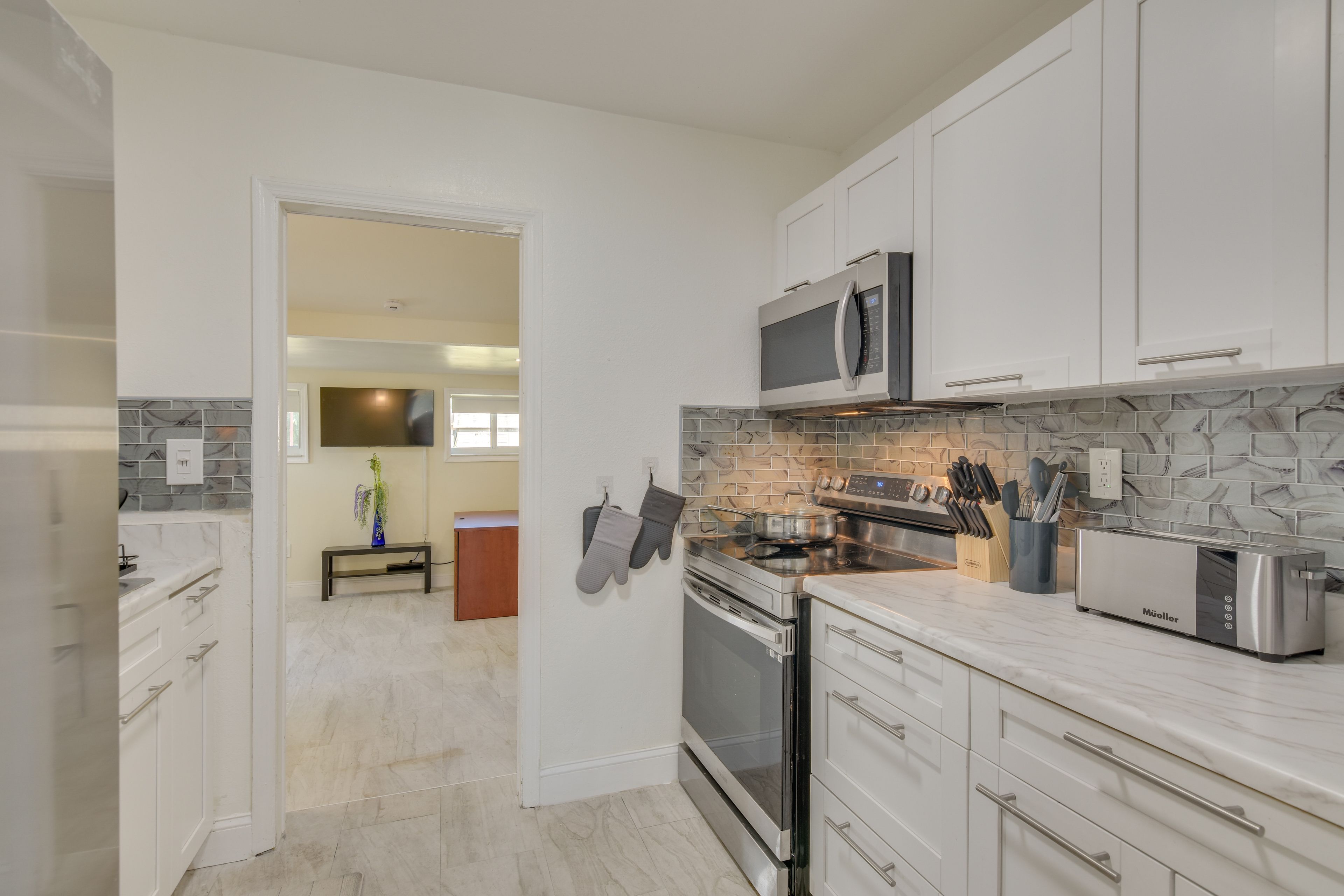 Kitchen | Stove/Oven | Toaster | Drip Coffee Maker (Coffee Provided) | Blender
