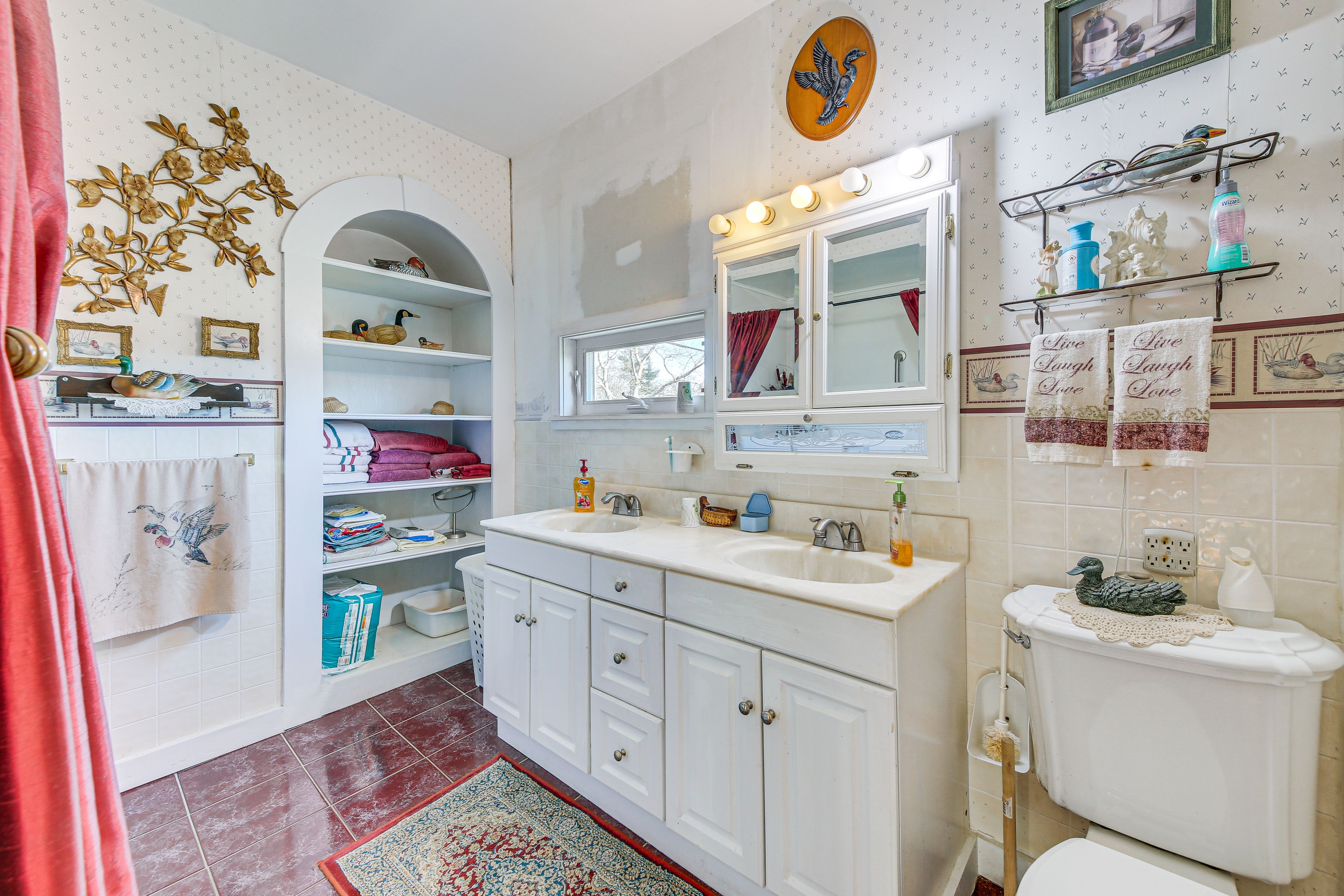 Full Bathroom | 1st Floor | Towels Provided
