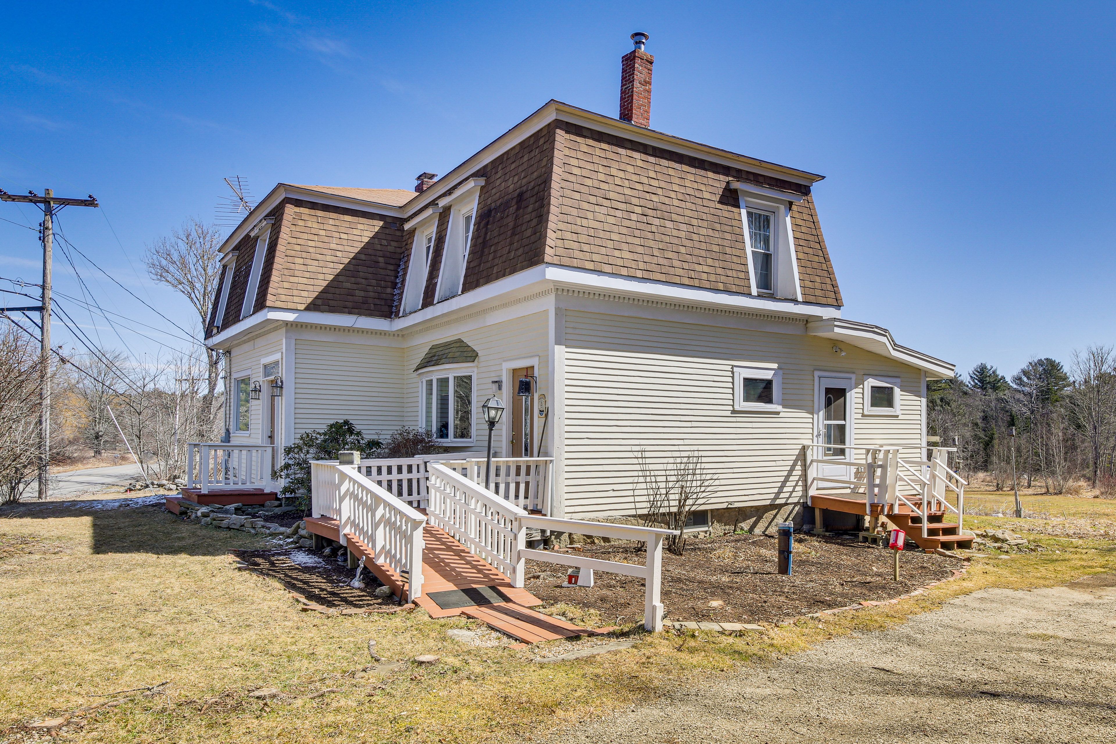 Parking | Gravel Driveway (10 Vehicles) | RV/Trailer Allowed
