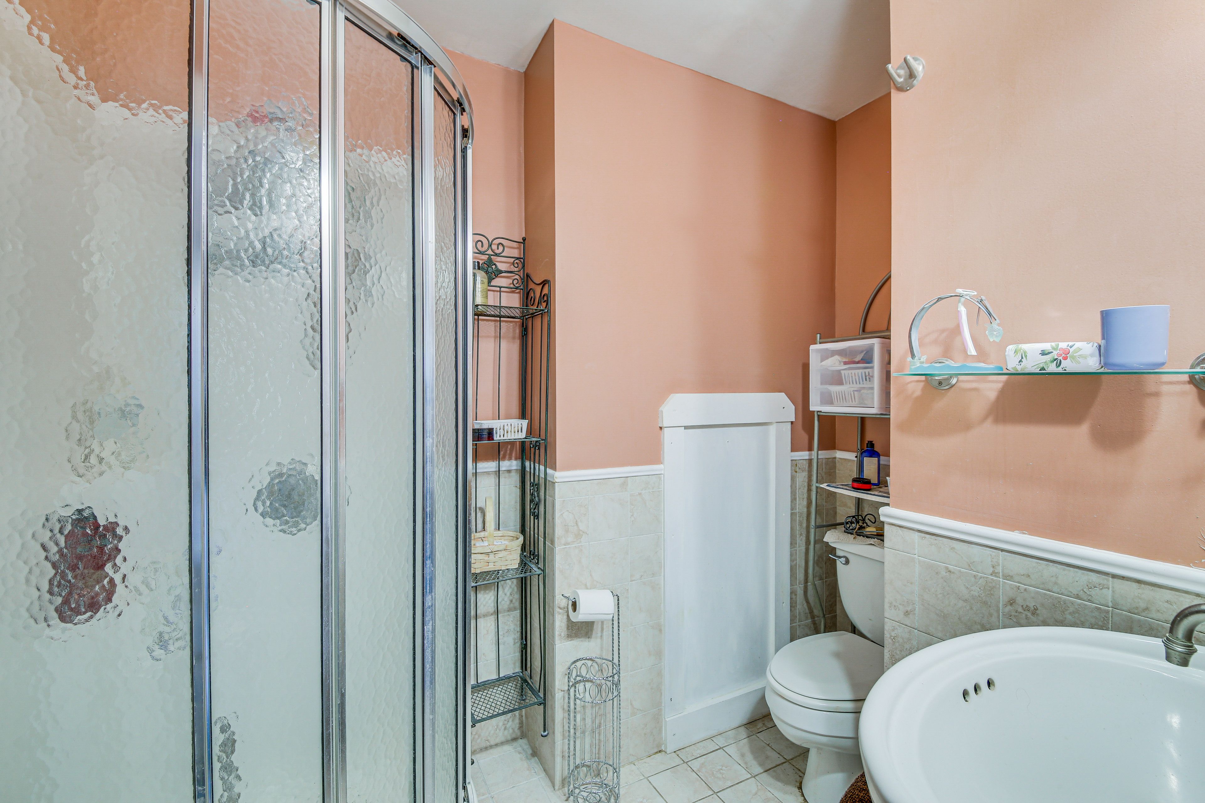 Full Bathroom | 2nd Floor | Complimentary Toiletries