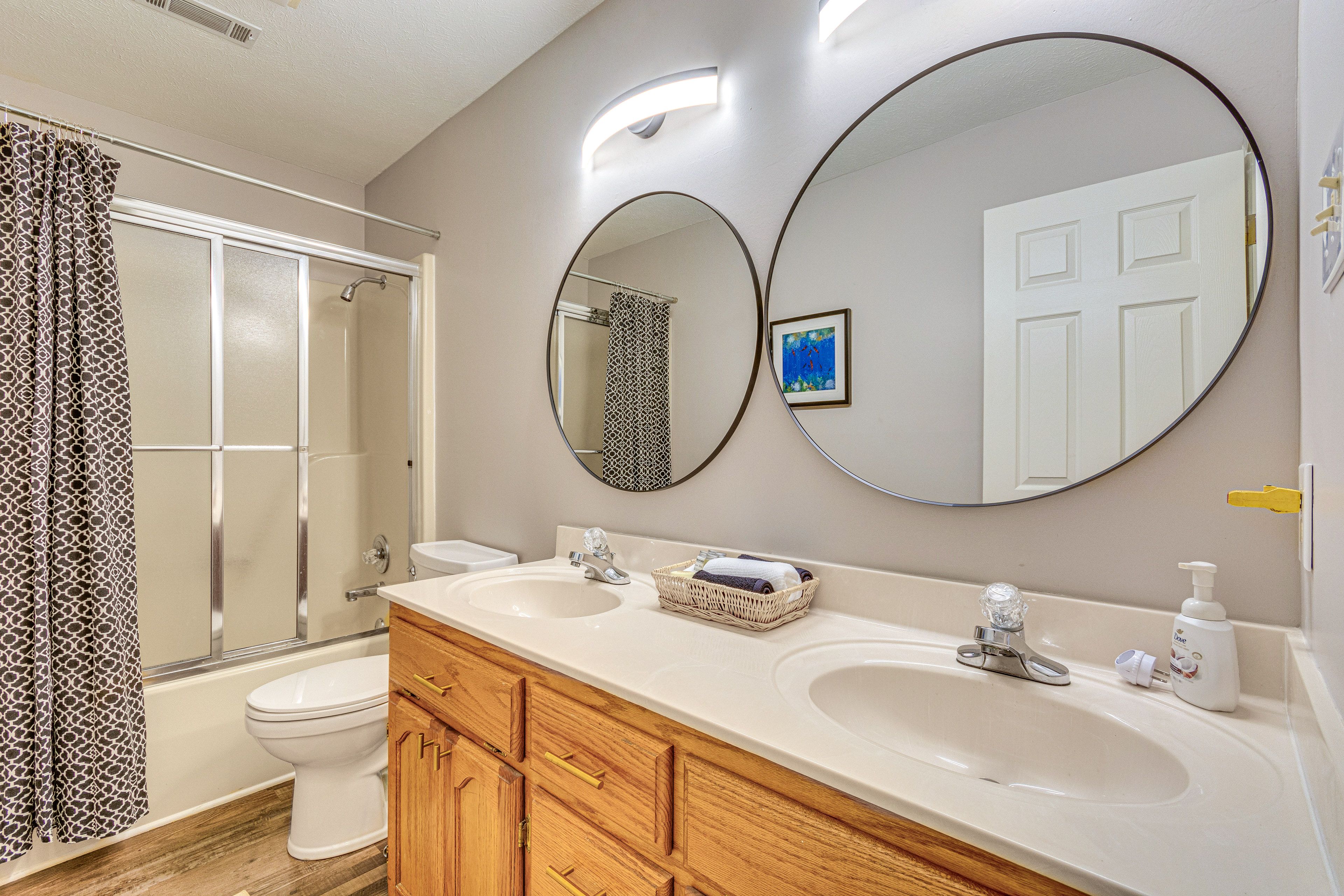 Full Bathroom | Complimentary Toiletries