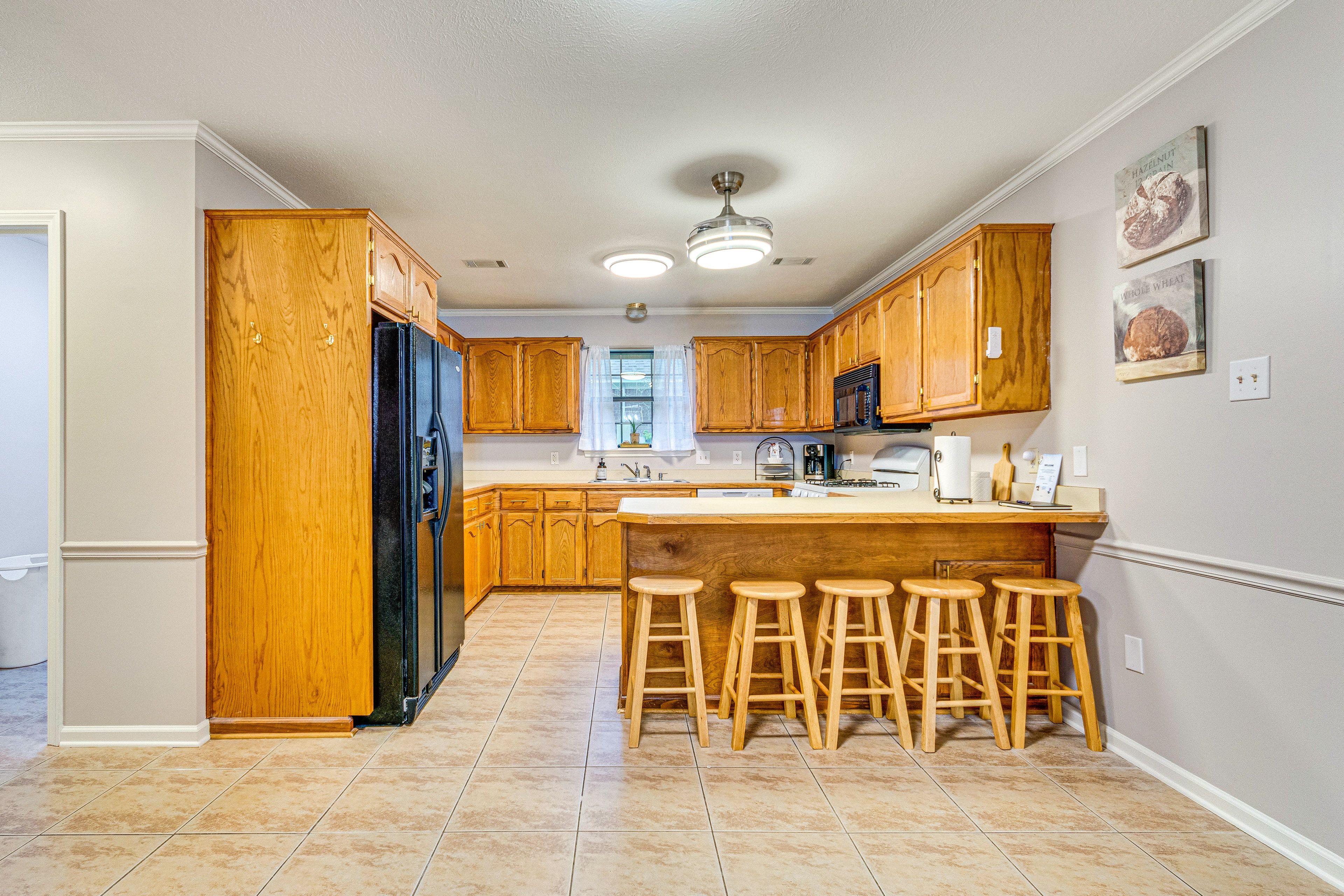 Kitchen | Breakfast Bar | Drip Coffee Maker | Dishwasher