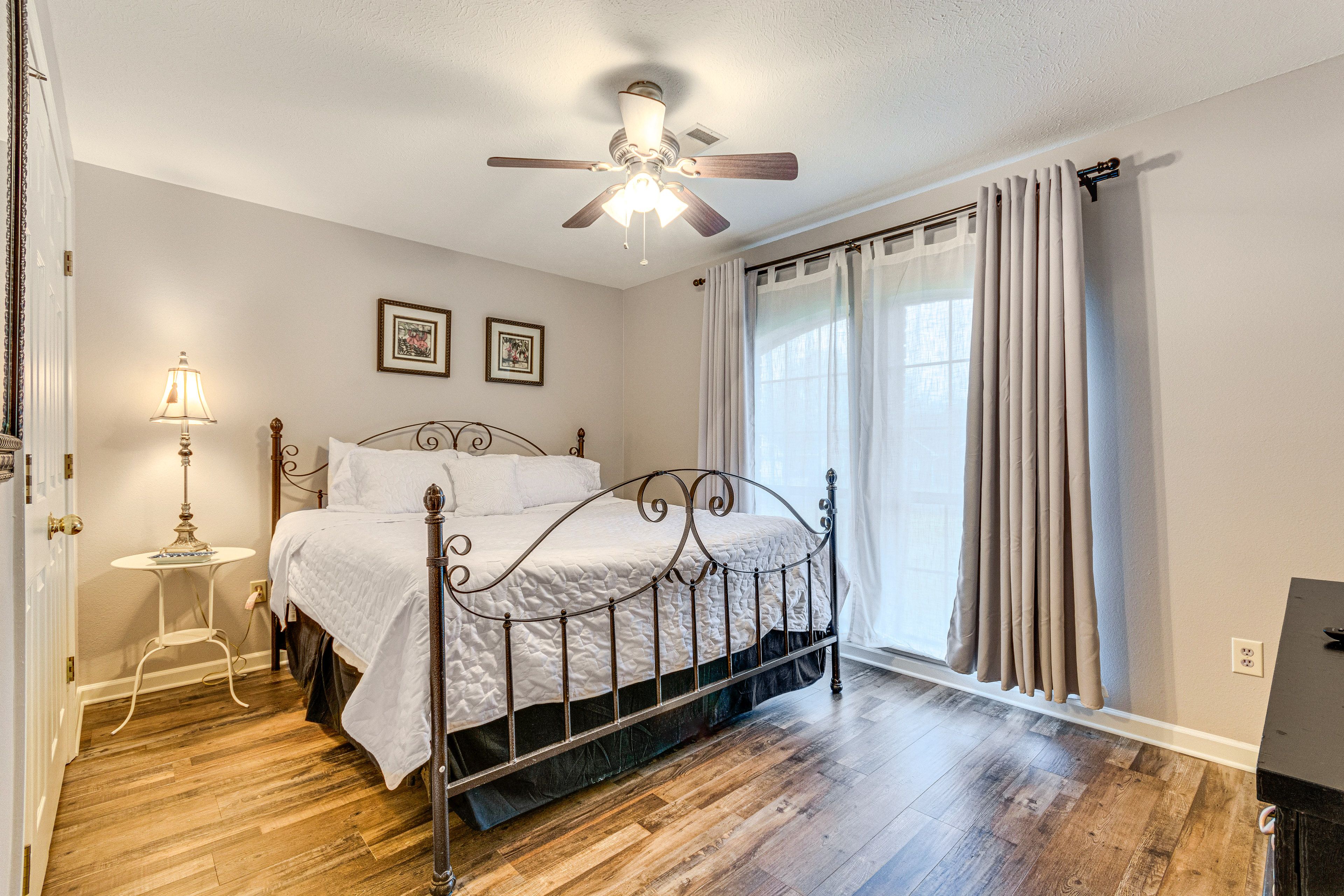 Bedroom 2 | King Bed | Smart TV