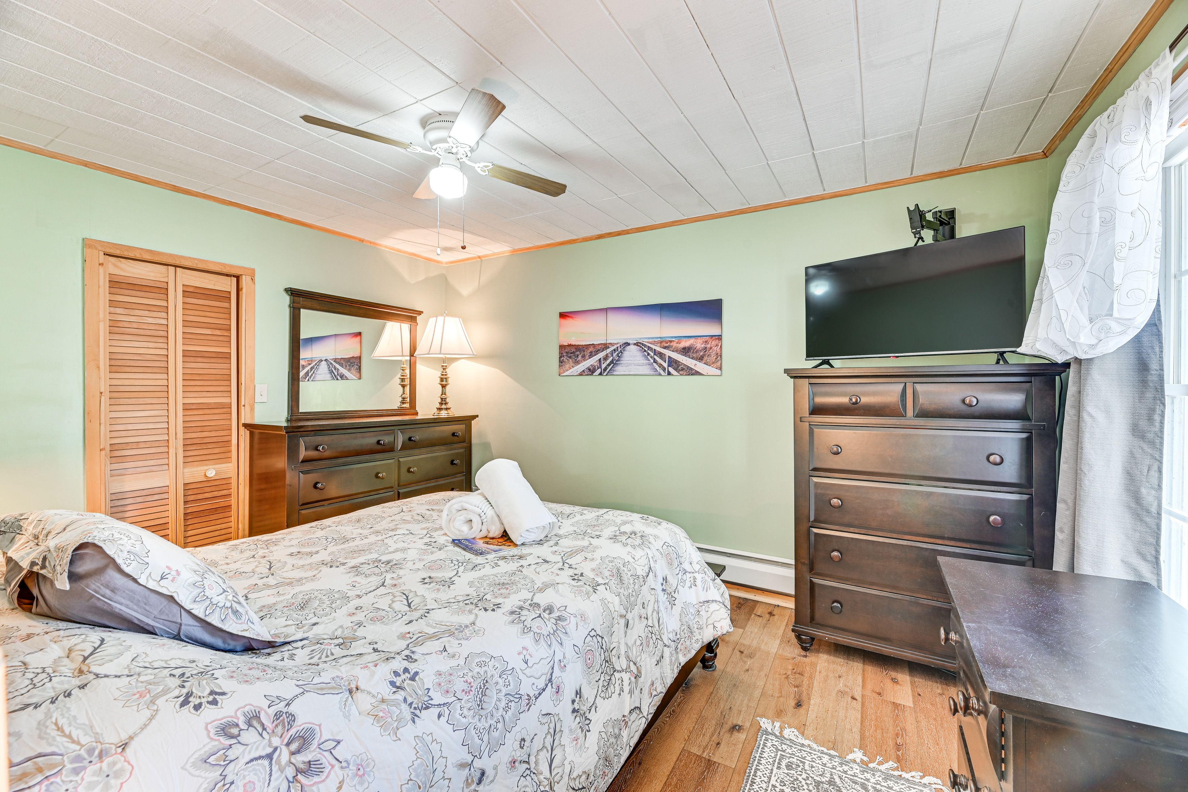 Bedroom 1 | Queen Bed | 1st Floor | Linens Provided