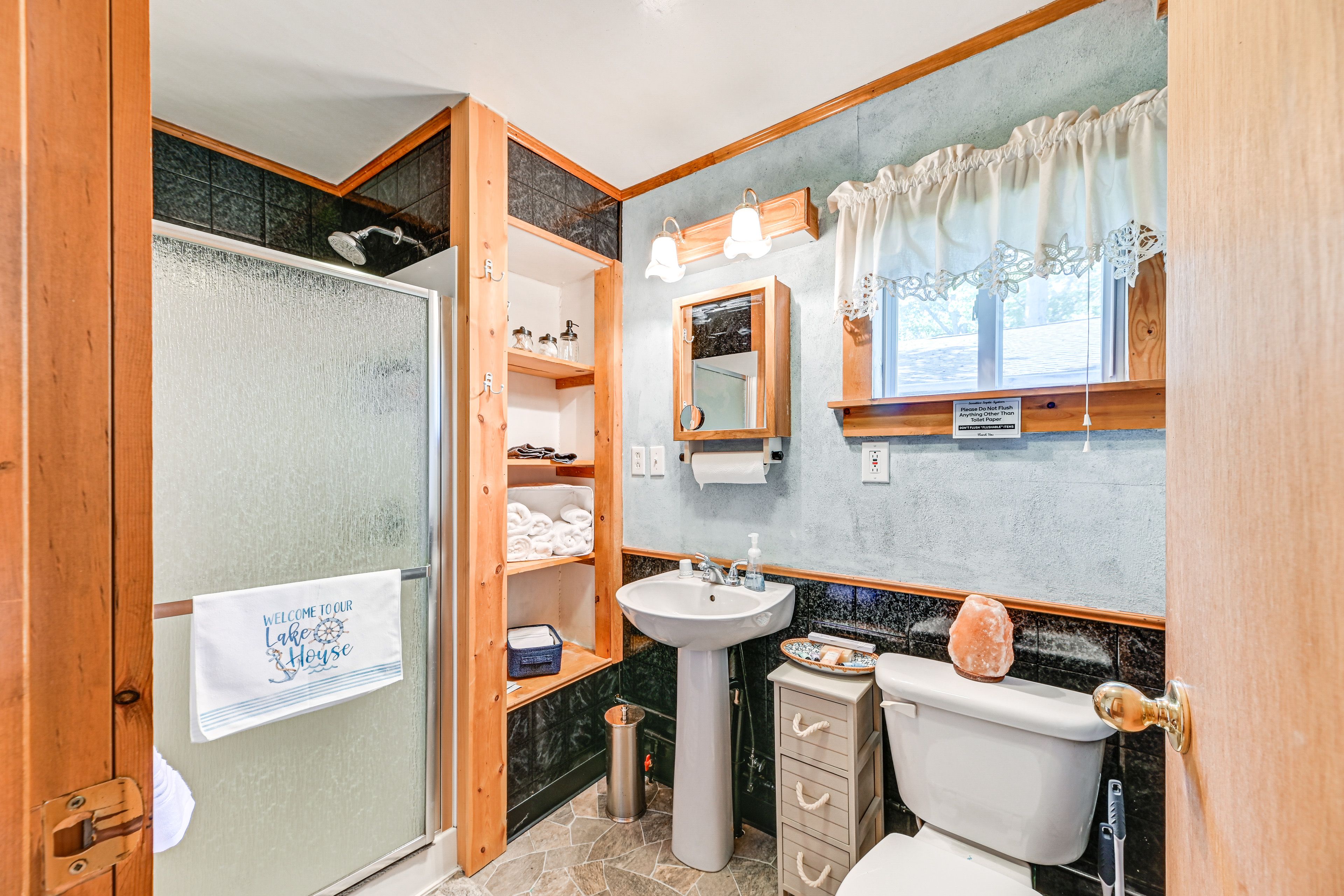 Full Bathroom | 1st Floor | Complimentary Toiletries