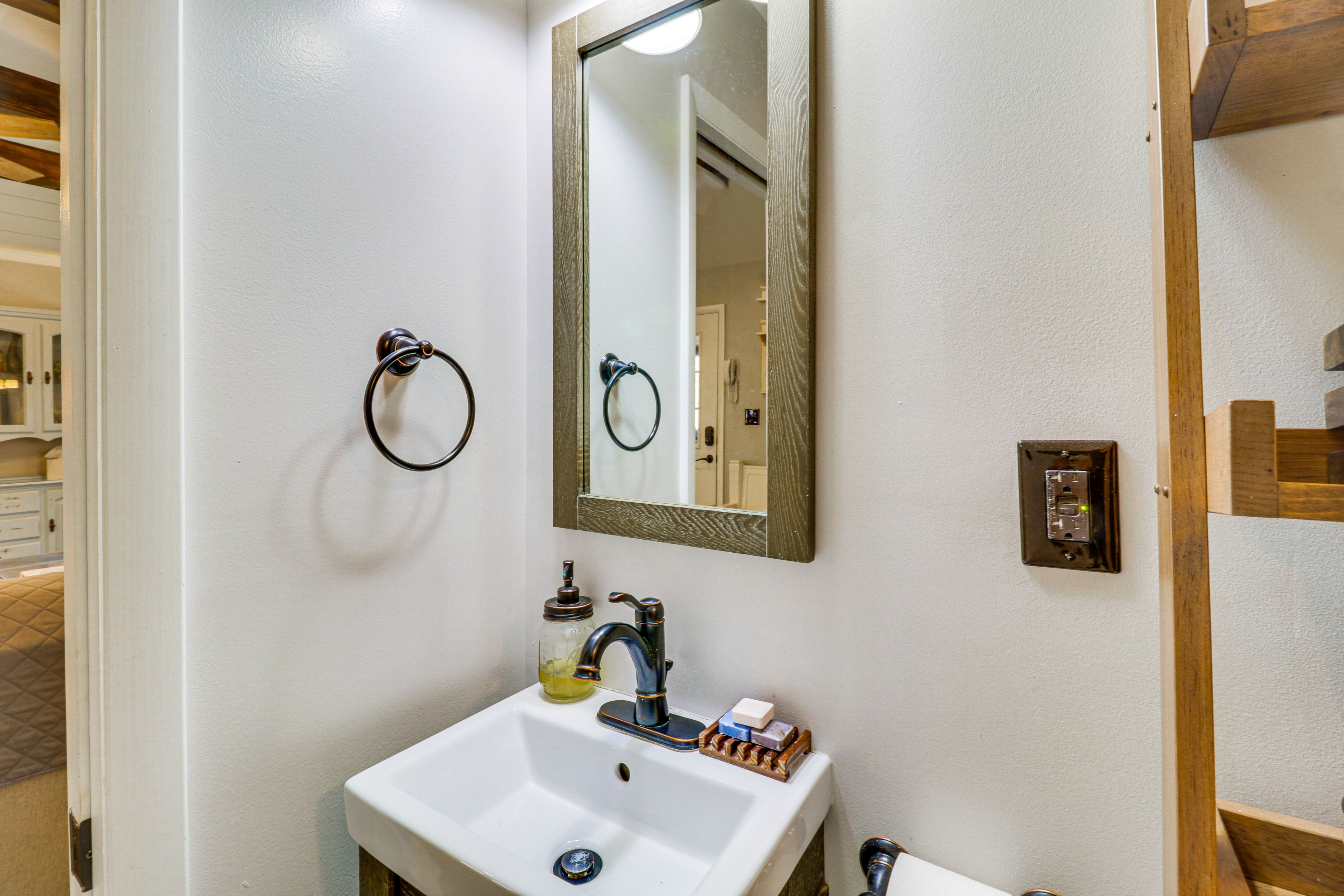Full Bathroom | Shower | Towels Provided